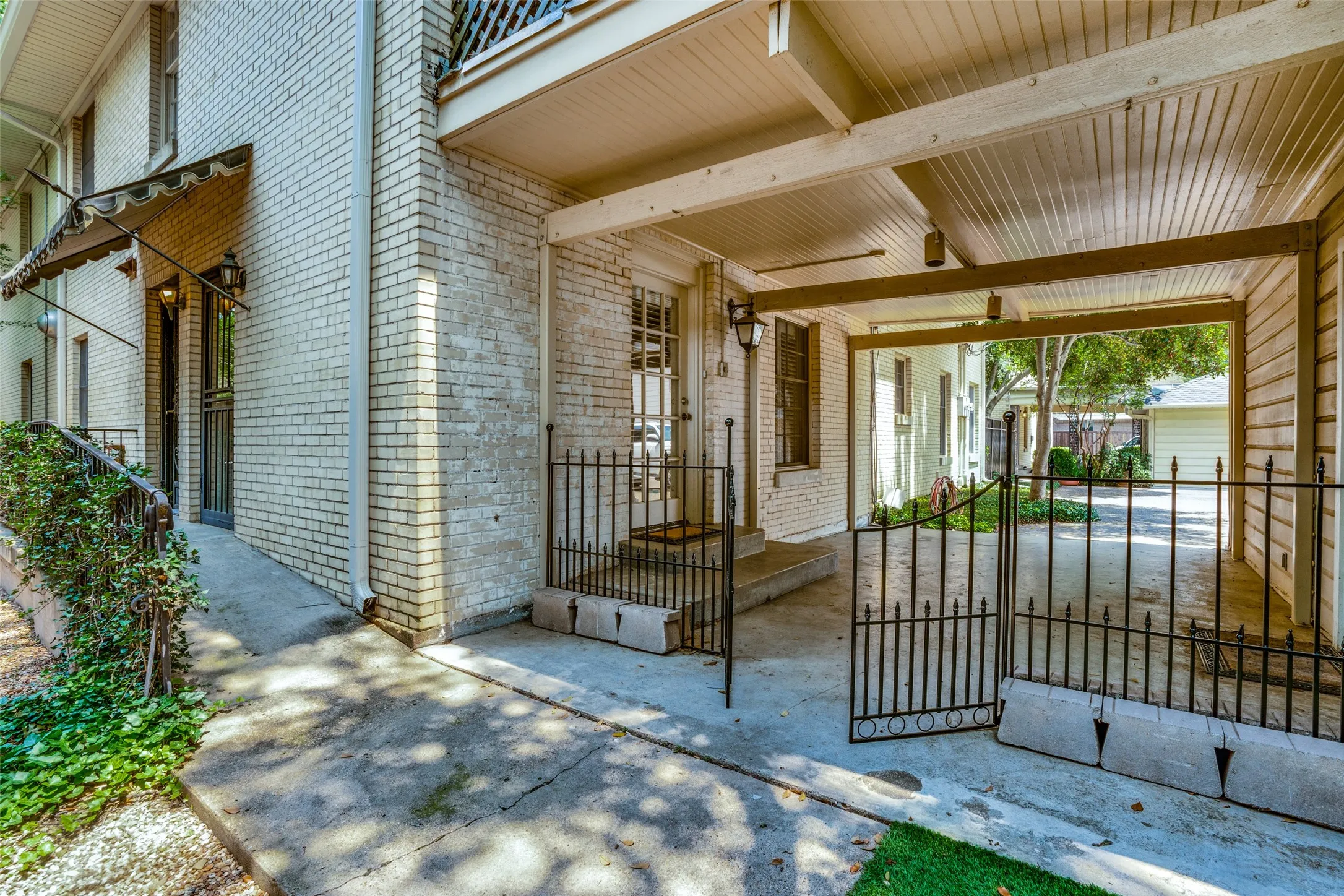 Duplex For Rent in Dallas County , 4309 University Boulevard, University Park, Texas 75205, 3 Bedroom, 3 Bathroom, Garage spaces, 3,155 Sqft, built in 1951, mls#21300874, Real Estate Agent in University Park, Homes For Rent in Dallas county, Homes For Rent in University Park, Realtor in University Park Texas, Real Estate Brokerage Independent Realty Texas, Luminita Cordes Realtor