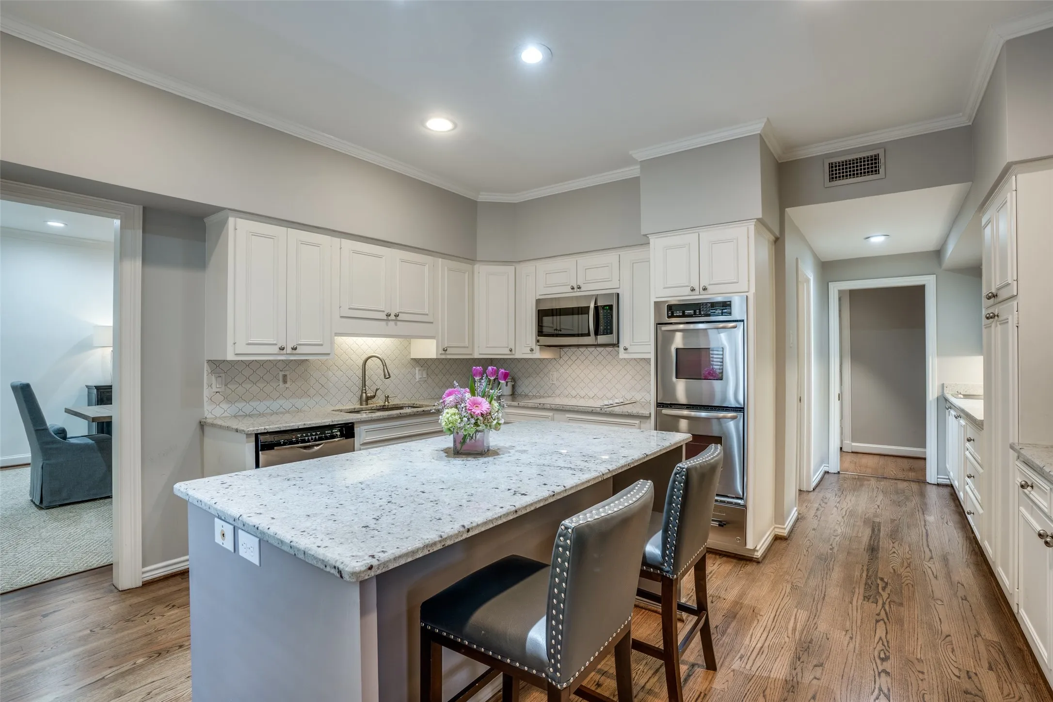 Duplex For Rent in Dallas County , 4309 University Boulevard, University Park, Texas 75205, 3 Bedroom, 3 Bathroom, Garage spaces, 3,155 Sqft, built in 1951, mls#21300874, Real Estate Agent in University Park, Homes For Rent in Dallas county, Homes For Rent in University Park, Realtor in University Park Texas, Real Estate Brokerage Independent Realty Texas, Luminita Cordes Realtor