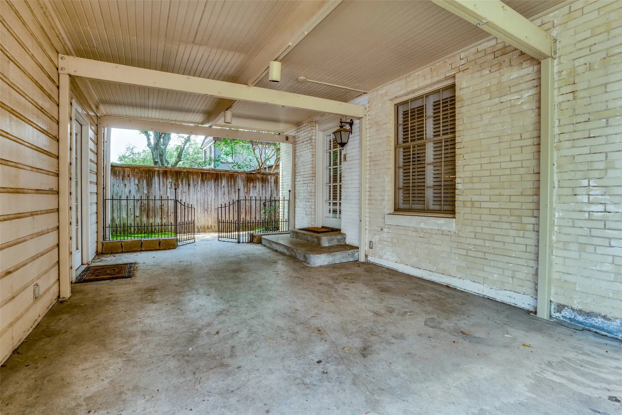 Duplex For Rent in Dallas County , 4309 University Boulevard, University Park, Texas 75205, 3 Bedroom, 3 Bathroom, Garage spaces, 3,155 Sqft, built in 1951, mls#21300874, Real Estate Agent in University Park, Homes For Rent in Dallas county, Homes For Rent in University Park, Realtor in University Park Texas, Real Estate Brokerage Independent Realty Texas, Luminita Cordes Realtor