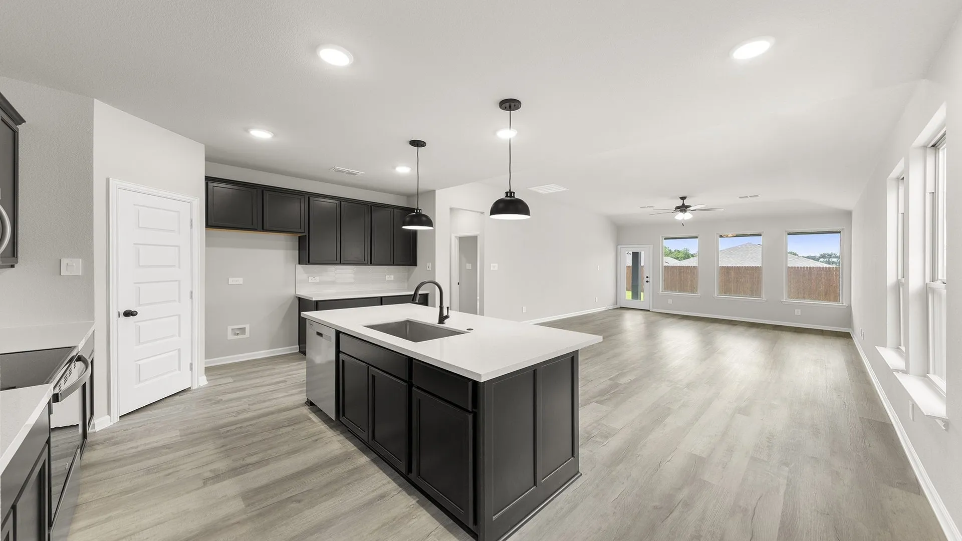 5_06. 1709 Meadow Crest - Kitchen (3)