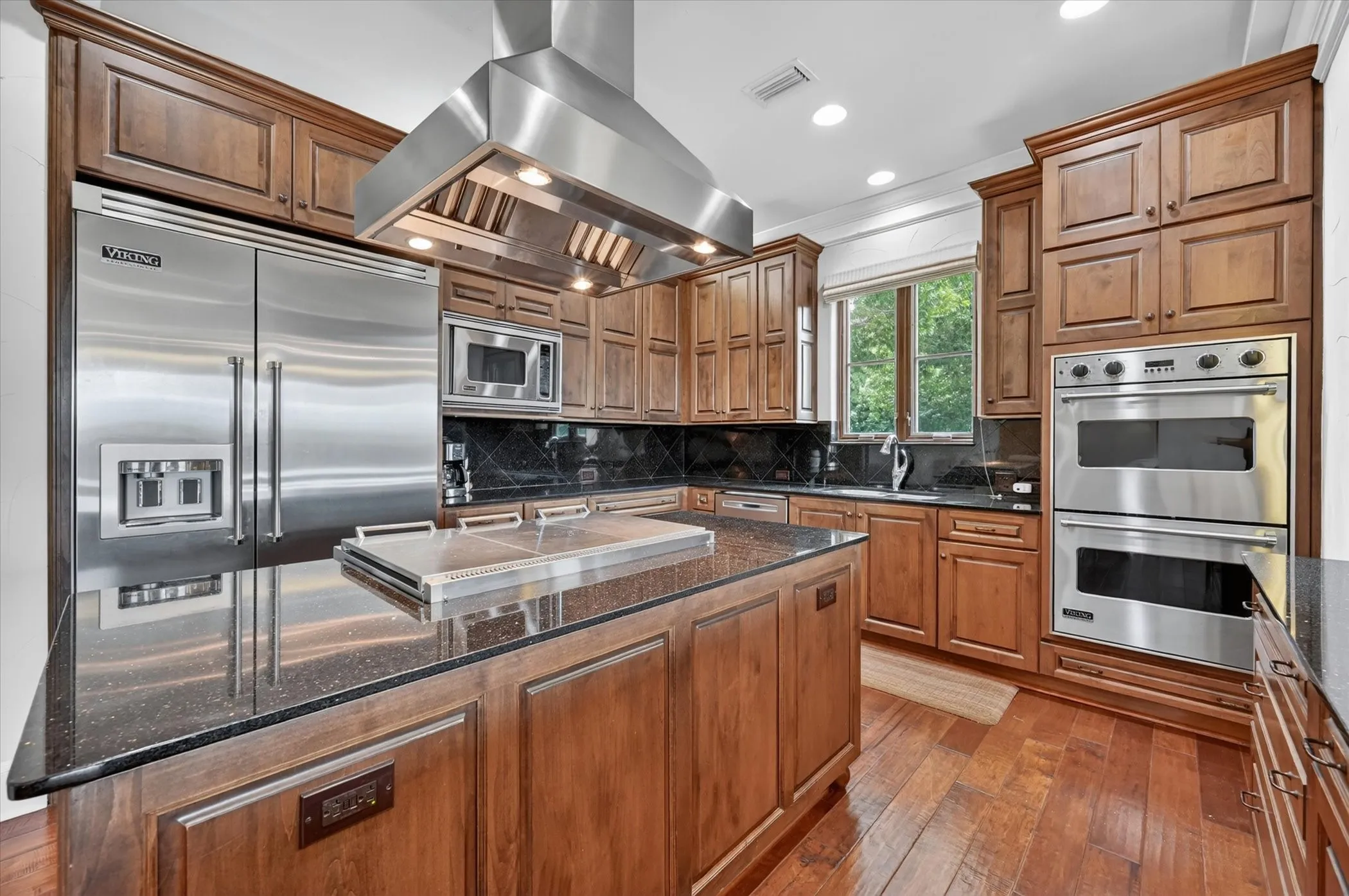 Condominium For Sale in Tarrant County , 501 Samuels Avenue 110, Fort Worth, Texas 76102, 2 Bedroom, 2 Bathroom, 2 Garage spaces, 2,091 Sqft, built in 2008, mls#21300332, Real Estate Agent in Fort Worth, Homes For Sale in Tarrant county, Homes For Sale in Fort Worth, Realtor in Fort Worth Texas, Real Estate Brokerage Independent Realty Texas, Luminita Cordes Realtor