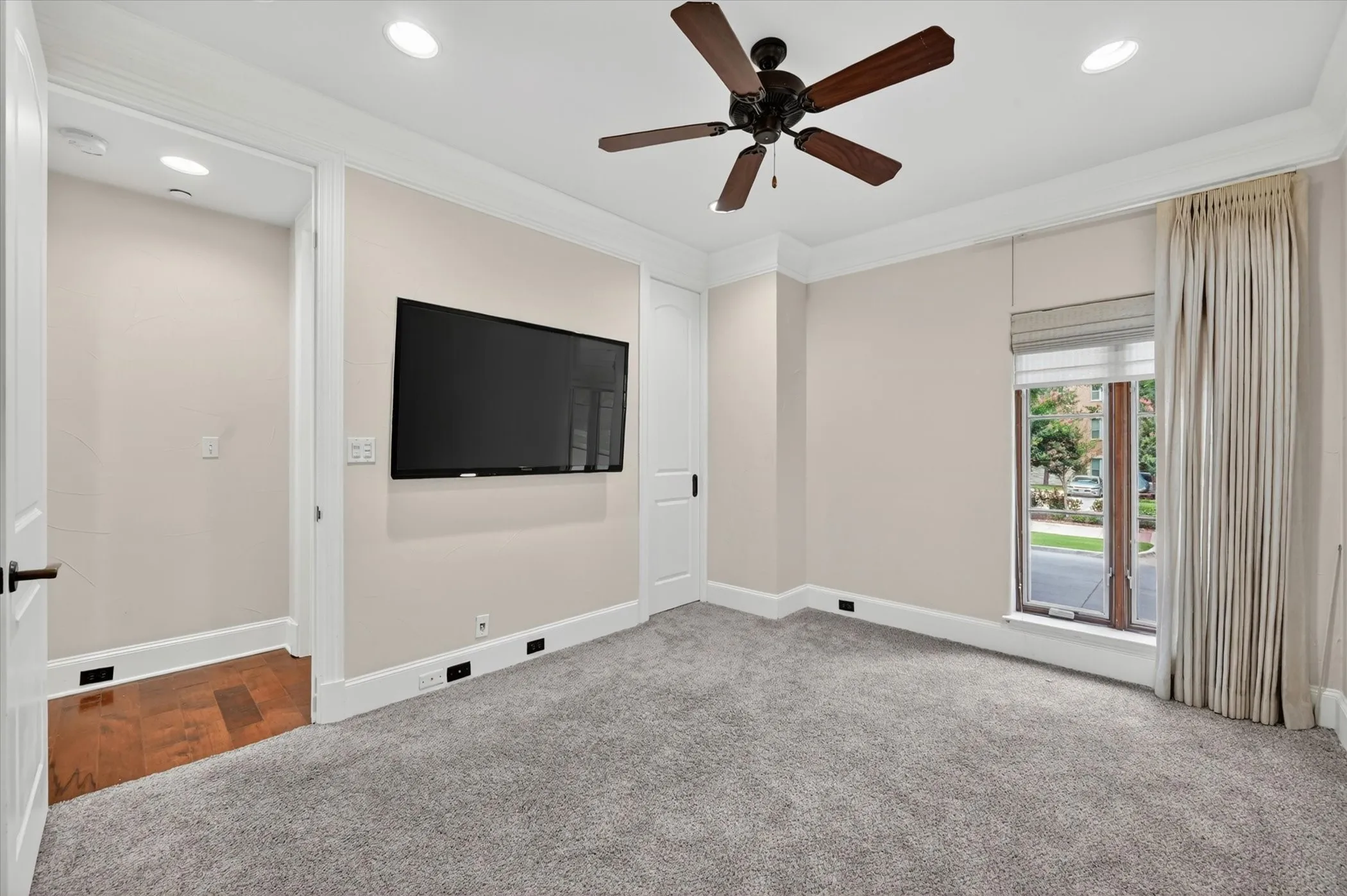 Condominium For Sale in Tarrant County , 501 Samuels Avenue 110, Fort Worth, Texas 76102, 2 Bedroom, 2 Bathroom, 2 Garage spaces, 2,091 Sqft, built in 2008, mls#21300332, Real Estate Agent in Fort Worth, Homes For Sale in Tarrant county, Homes For Sale in Fort Worth, Realtor in Fort Worth Texas, Real Estate Brokerage Independent Realty Texas, Luminita Cordes Realtor
