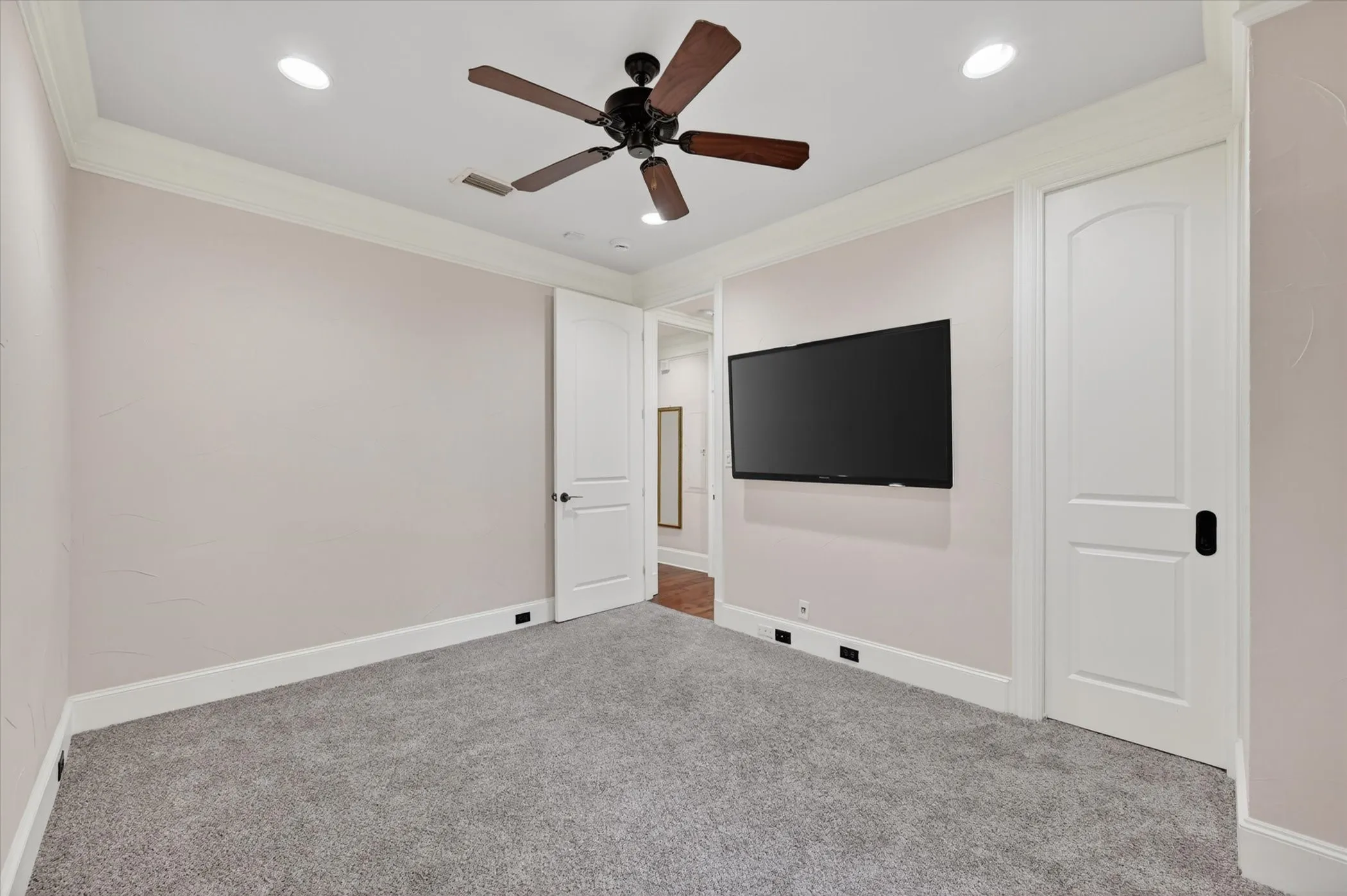 Condominium For Sale in Tarrant County , 501 Samuels Avenue 110, Fort Worth, Texas 76102, 2 Bedroom, 2 Bathroom, 2 Garage spaces, 2,091 Sqft, built in 2008, mls#21300332, Real Estate Agent in Fort Worth, Homes For Sale in Tarrant county, Homes For Sale in Fort Worth, Realtor in Fort Worth Texas, Real Estate Brokerage Independent Realty Texas, Luminita Cordes Realtor