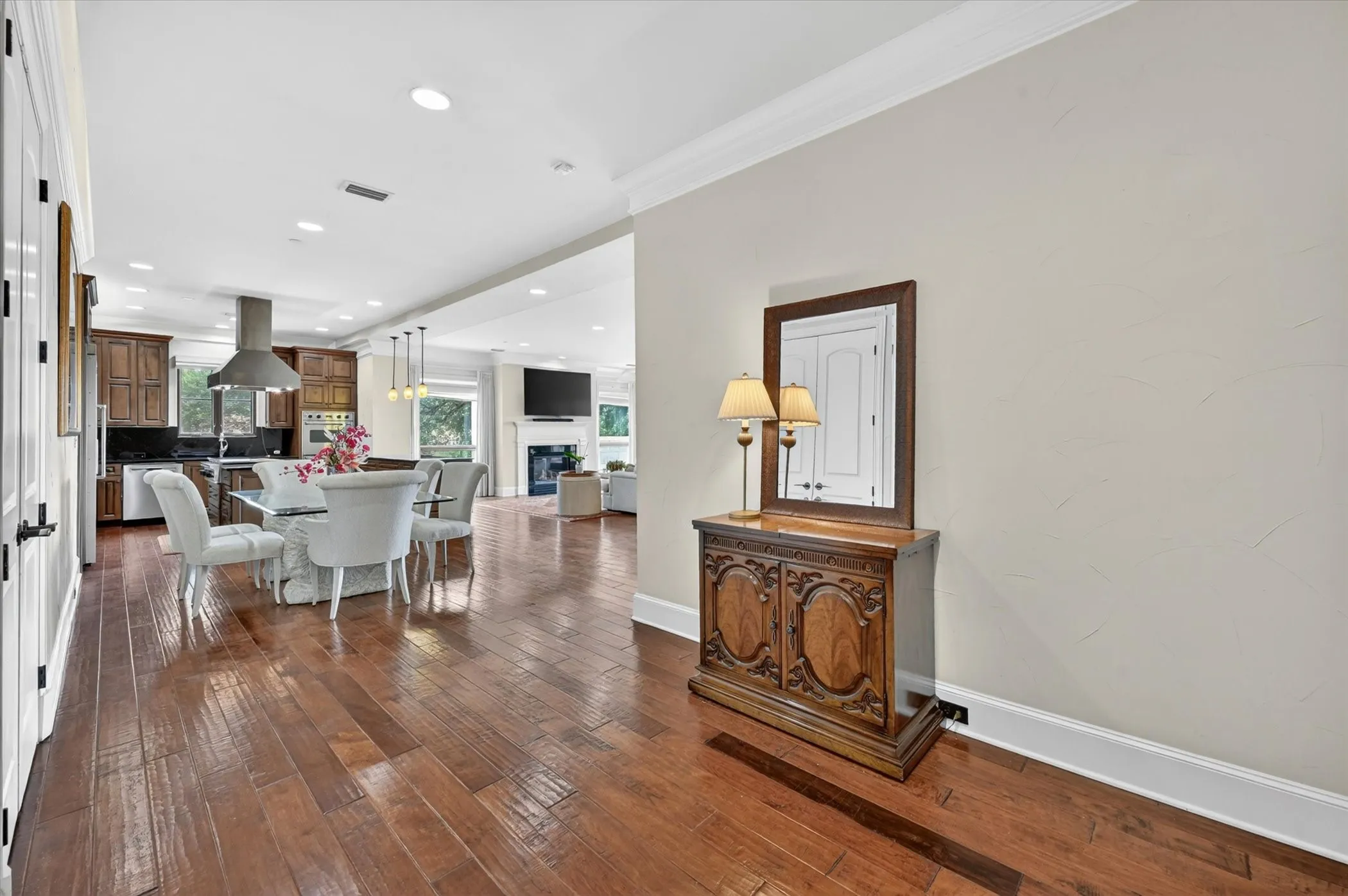 Condominium For Sale in Tarrant County , 501 Samuels Avenue 110, Fort Worth, Texas 76102, 2 Bedroom, 2 Bathroom, 2 Garage spaces, 2,091 Sqft, built in 2008, mls#21300332, Real Estate Agent in Fort Worth, Homes For Sale in Tarrant county, Homes For Sale in Fort Worth, Realtor in Fort Worth Texas, Real Estate Brokerage Independent Realty Texas, Luminita Cordes Realtor