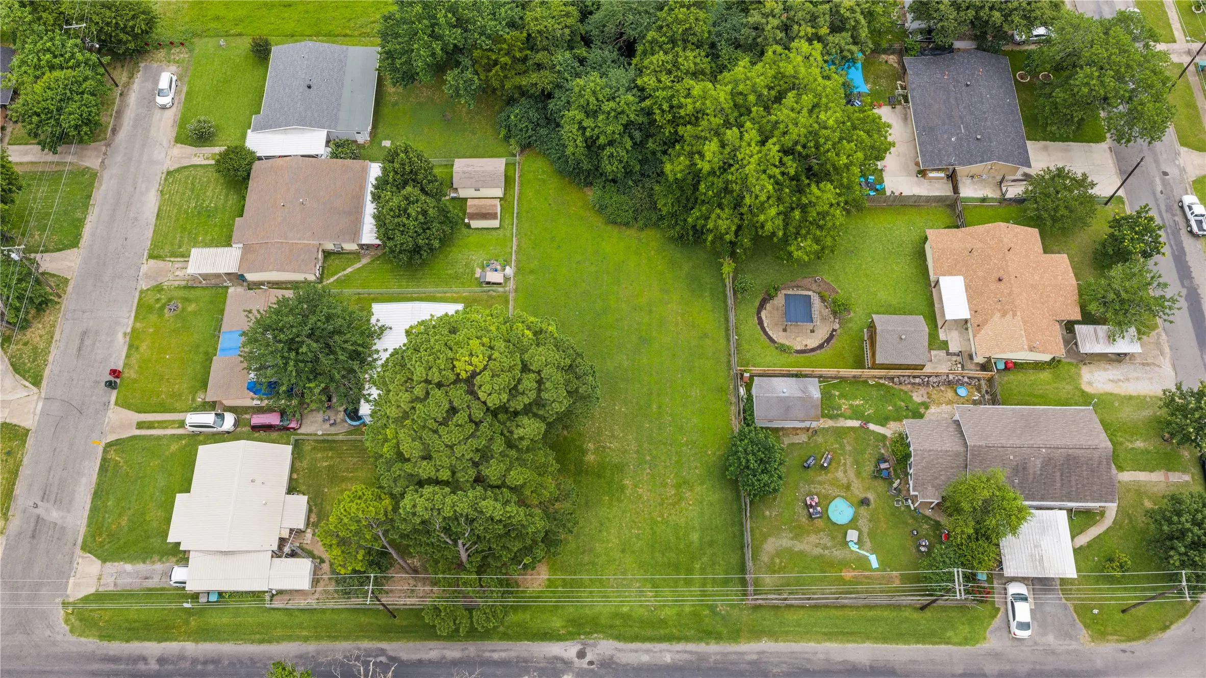 Single Family Residence For Sale in Grayson County , 605 S Ricketts Street, Sherman, Texas 75092, 3 Bedroom, 2 Bathroom, Garage spaces, 1,230 Sqft, built in 1965, mls#21302612, Real Estate Agent in Sherman, Homes For Sale in Grayson county, Homes For Sale in Sherman, Realtor in Sherman Texas, Real Estate Brokerage Independent Realty Texas, Luminita Cordes Realtor