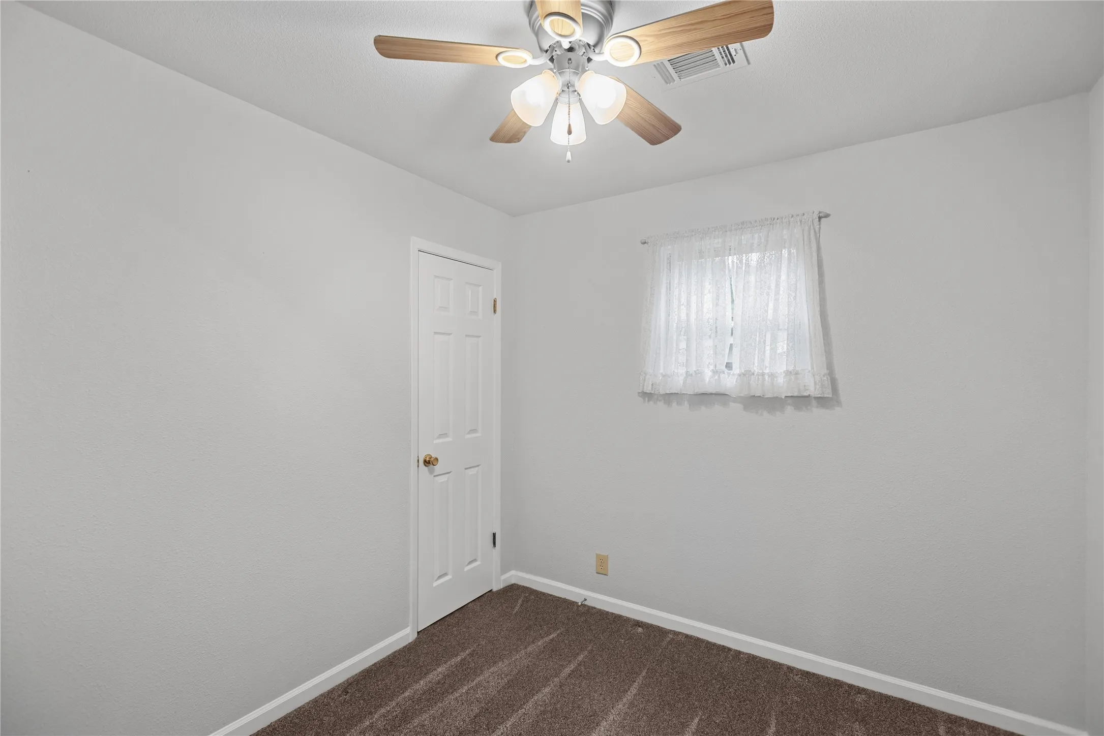 Single Family Residence For Sale in Grayson County , 605 S Ricketts Street, Sherman, Texas 75092, 3 Bedroom, 2 Bathroom, Garage spaces, 1,230 Sqft, built in 1965, mls#21302612, Real Estate Agent in Sherman, Homes For Sale in Grayson county, Homes For Sale in Sherman, Realtor in Sherman Texas, Real Estate Brokerage Independent Realty Texas, Luminita Cordes Realtor