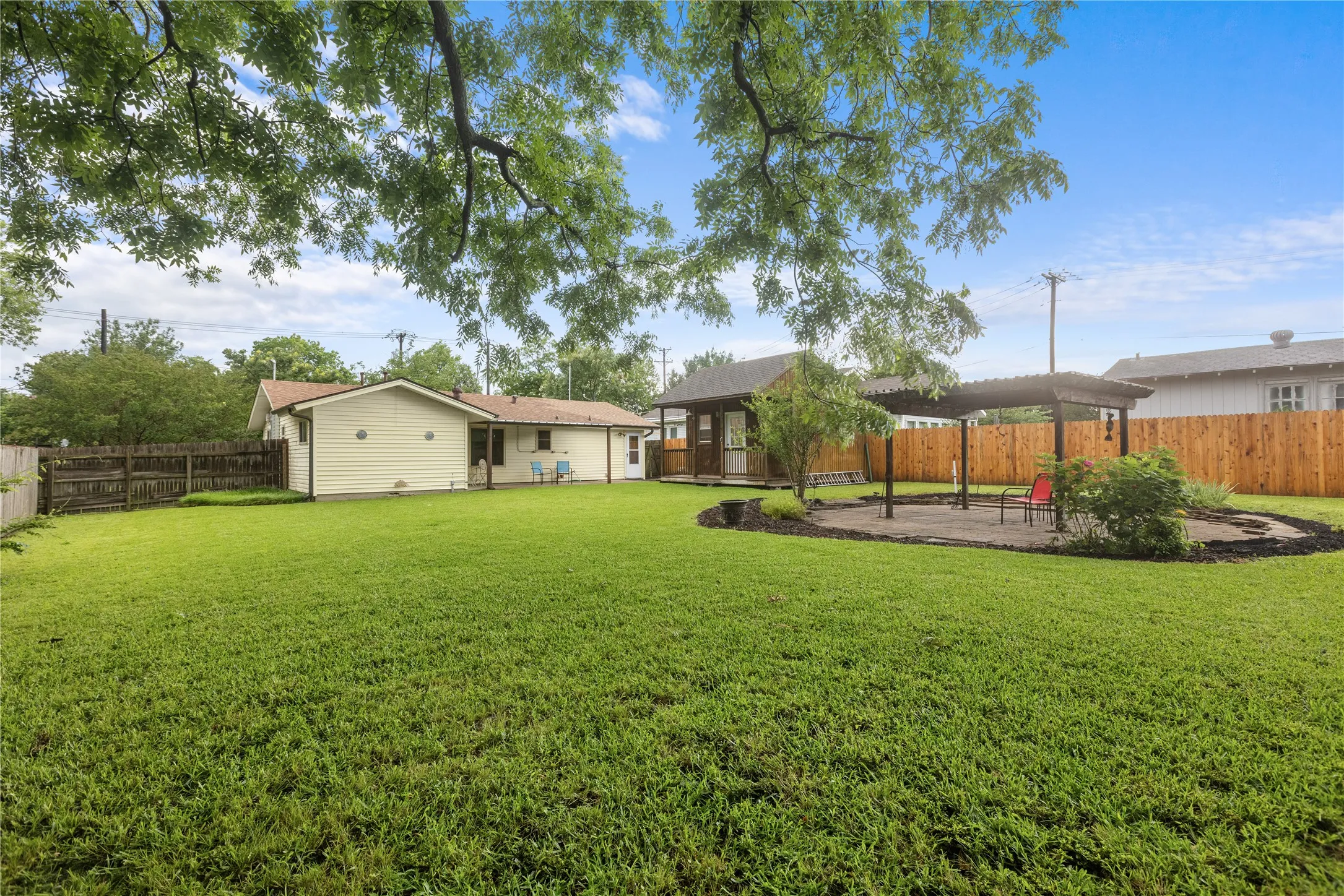 Single Family Residence For Sale in Grayson County , 605 S Ricketts Street, Sherman, Texas 75092, 3 Bedroom, 2 Bathroom, Garage spaces, 1,230 Sqft, built in 1965, mls#21302612, Real Estate Agent in Sherman, Homes For Sale in Grayson county, Homes For Sale in Sherman, Realtor in Sherman Texas, Real Estate Brokerage Independent Realty Texas, Luminita Cordes Realtor