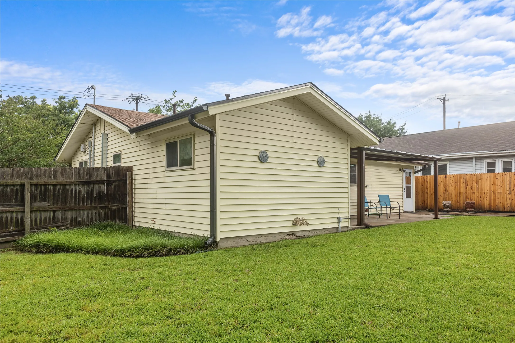 Single Family Residence For Sale in Grayson County , 605 S Ricketts Street, Sherman, Texas 75092, 3 Bedroom, 2 Bathroom, Garage spaces, 1,230 Sqft, built in 1965, mls#21302612, Real Estate Agent in Sherman, Homes For Sale in Grayson county, Homes For Sale in Sherman, Realtor in Sherman Texas, Real Estate Brokerage Independent Realty Texas, Luminita Cordes Realtor