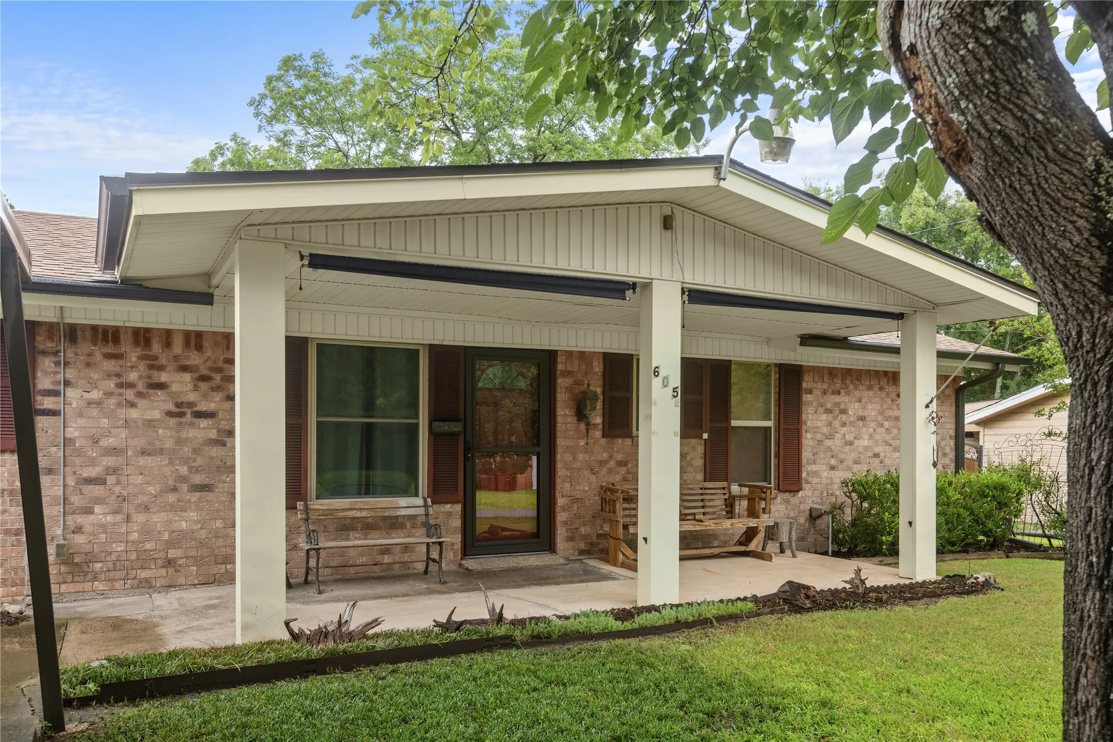 Single Family Residence For Sale in Grayson County , 605 S Ricketts Street, Sherman, Texas 75092, 3 Bedroom, 2 Bathroom, Garage spaces, 1,230 Sqft, built in 1965, mls#21302612, Real Estate Agent in Sherman, Homes For Sale in Grayson county, Homes For Sale in Sherman, Realtor in Sherman Texas, Real Estate Brokerage Independent Realty Texas, Luminita Cordes Realtor