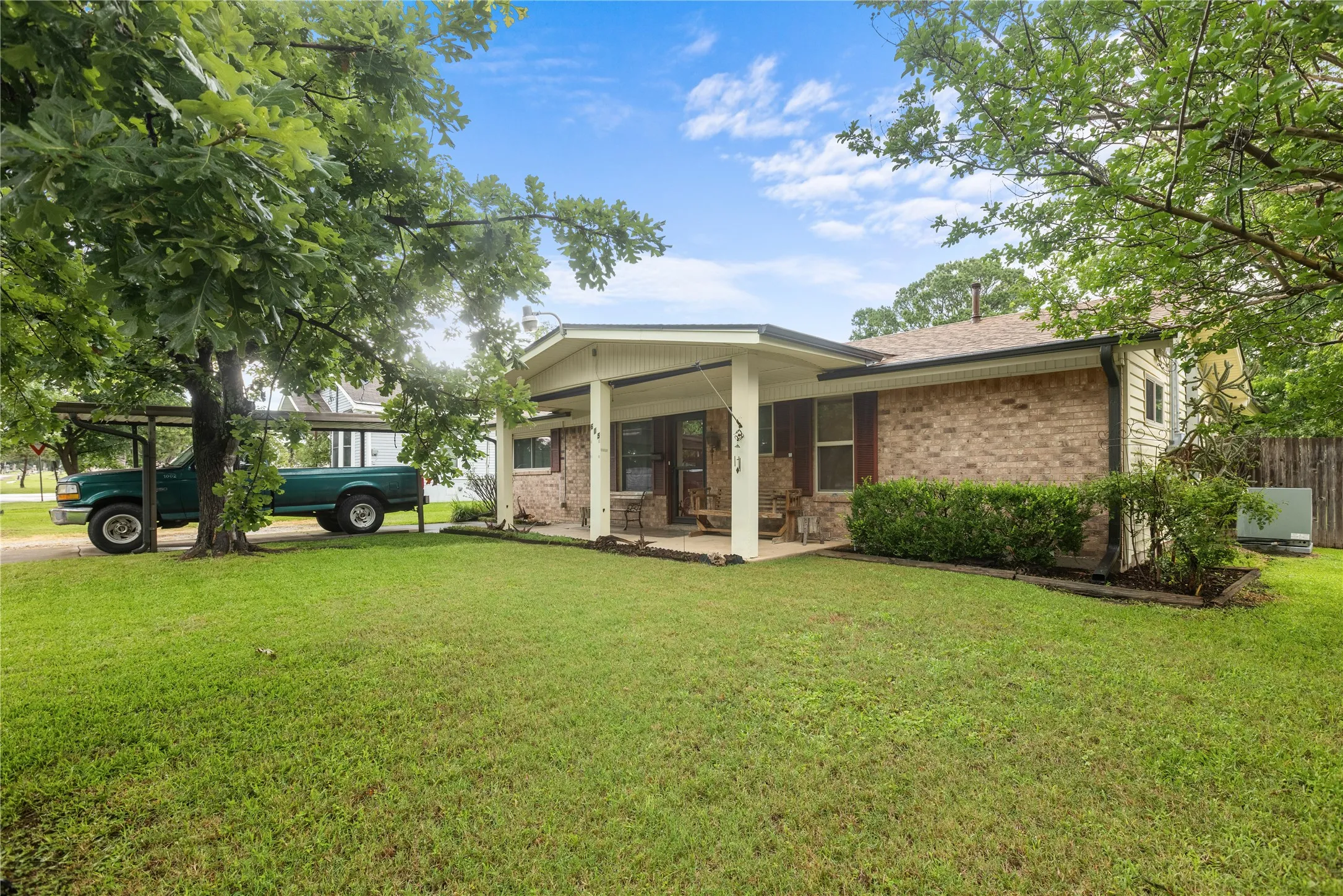 Single Family Residence For Sale in Grayson County , 605 S Ricketts Street, Sherman, Texas 75092, 3 Bedroom, 2 Bathroom, Garage spaces, 1,230 Sqft, built in 1965, mls#21302612, Real Estate Agent in Sherman, Homes For Sale in Grayson county, Homes For Sale in Sherman, Realtor in Sherman Texas, Real Estate Brokerage Independent Realty Texas, Luminita Cordes Realtor