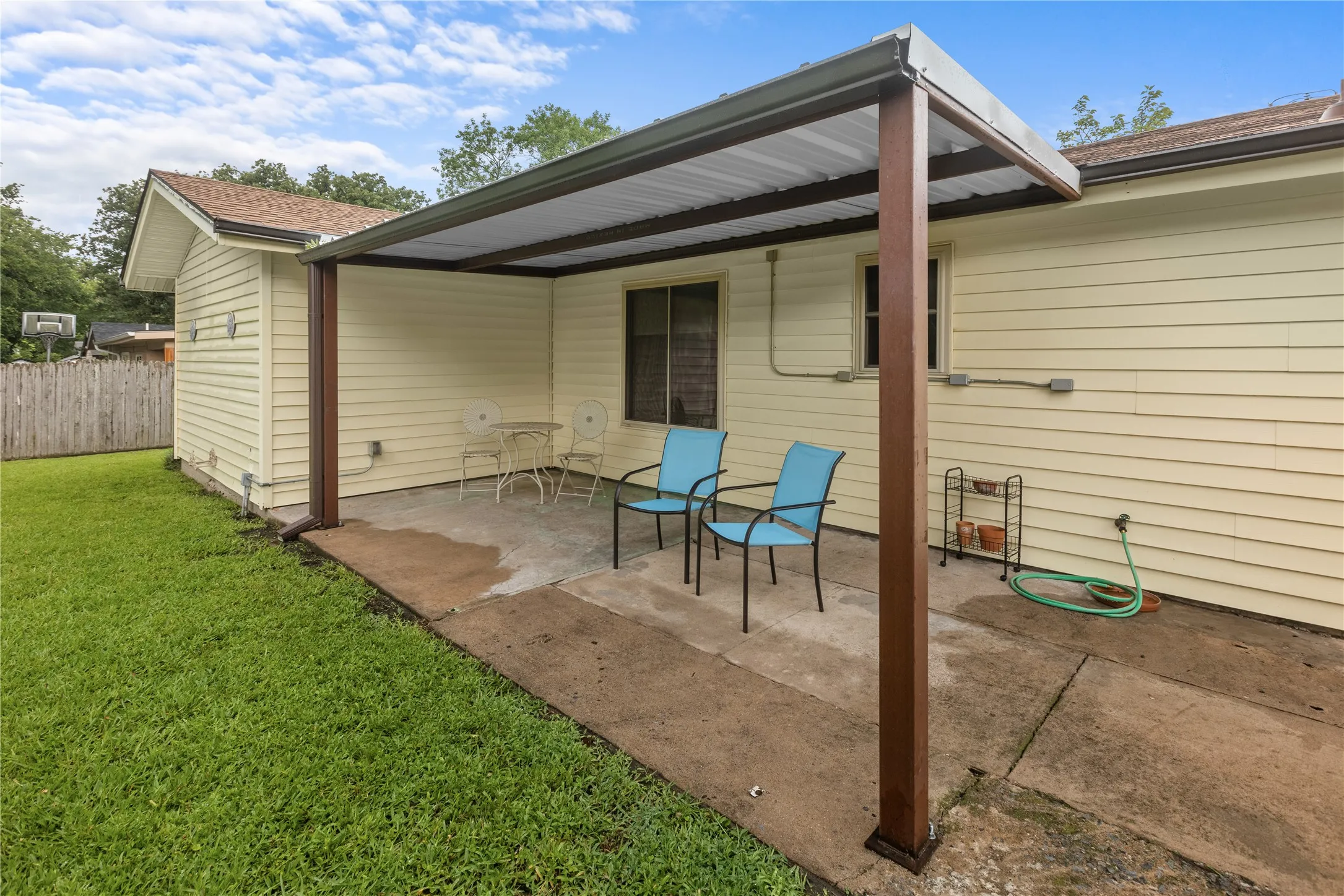 Single Family Residence For Sale in Grayson County , 605 S Ricketts Street, Sherman, Texas 75092, 3 Bedroom, 2 Bathroom, Garage spaces, 1,230 Sqft, built in 1965, mls#21302612, Real Estate Agent in Sherman, Homes For Sale in Grayson county, Homes For Sale in Sherman, Realtor in Sherman Texas, Real Estate Brokerage Independent Realty Texas, Luminita Cordes Realtor