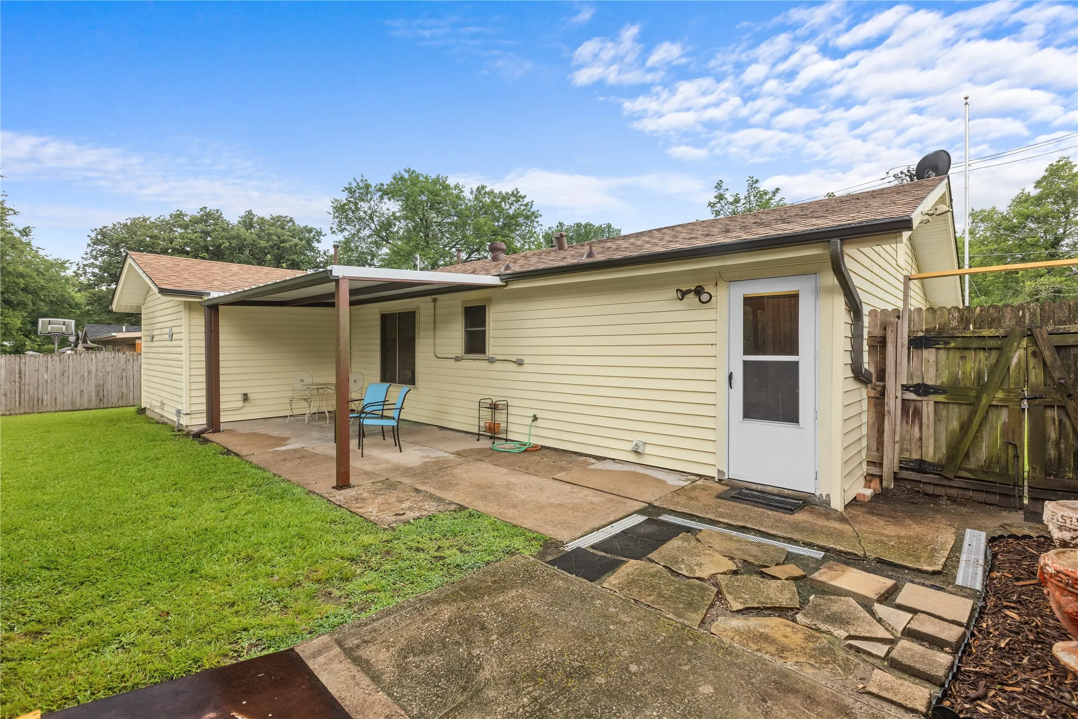 Single Family Residence For Sale in Grayson County , 605 S Ricketts Street, Sherman, Texas 75092, 3 Bedroom, 2 Bathroom, Garage spaces, 1,230 Sqft, built in 1965, mls#21302612, Real Estate Agent in Sherman, Homes For Sale in Grayson county, Homes For Sale in Sherman, Realtor in Sherman Texas, Real Estate Brokerage Independent Realty Texas, Luminita Cordes Realtor
