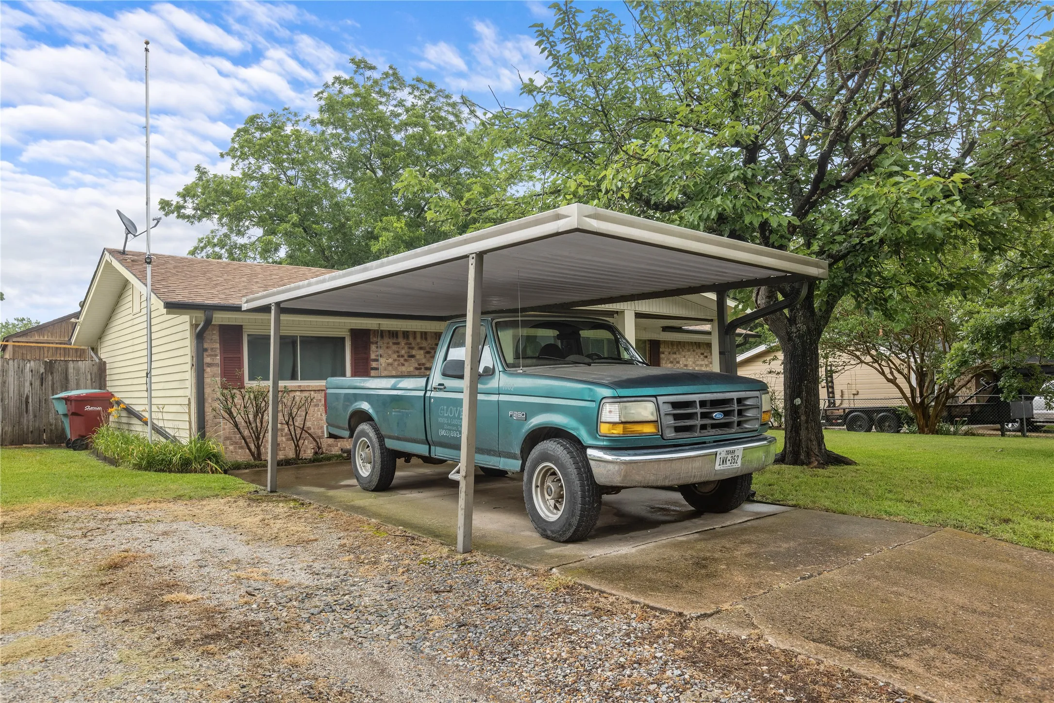 Single Family Residence For Sale in Grayson County , 605 S Ricketts Street, Sherman, Texas 75092, 3 Bedroom, 2 Bathroom, Garage spaces, 1,230 Sqft, built in 1965, mls#21302612, Real Estate Agent in Sherman, Homes For Sale in Grayson county, Homes For Sale in Sherman, Realtor in Sherman Texas, Real Estate Brokerage Independent Realty Texas, Luminita Cordes Realtor