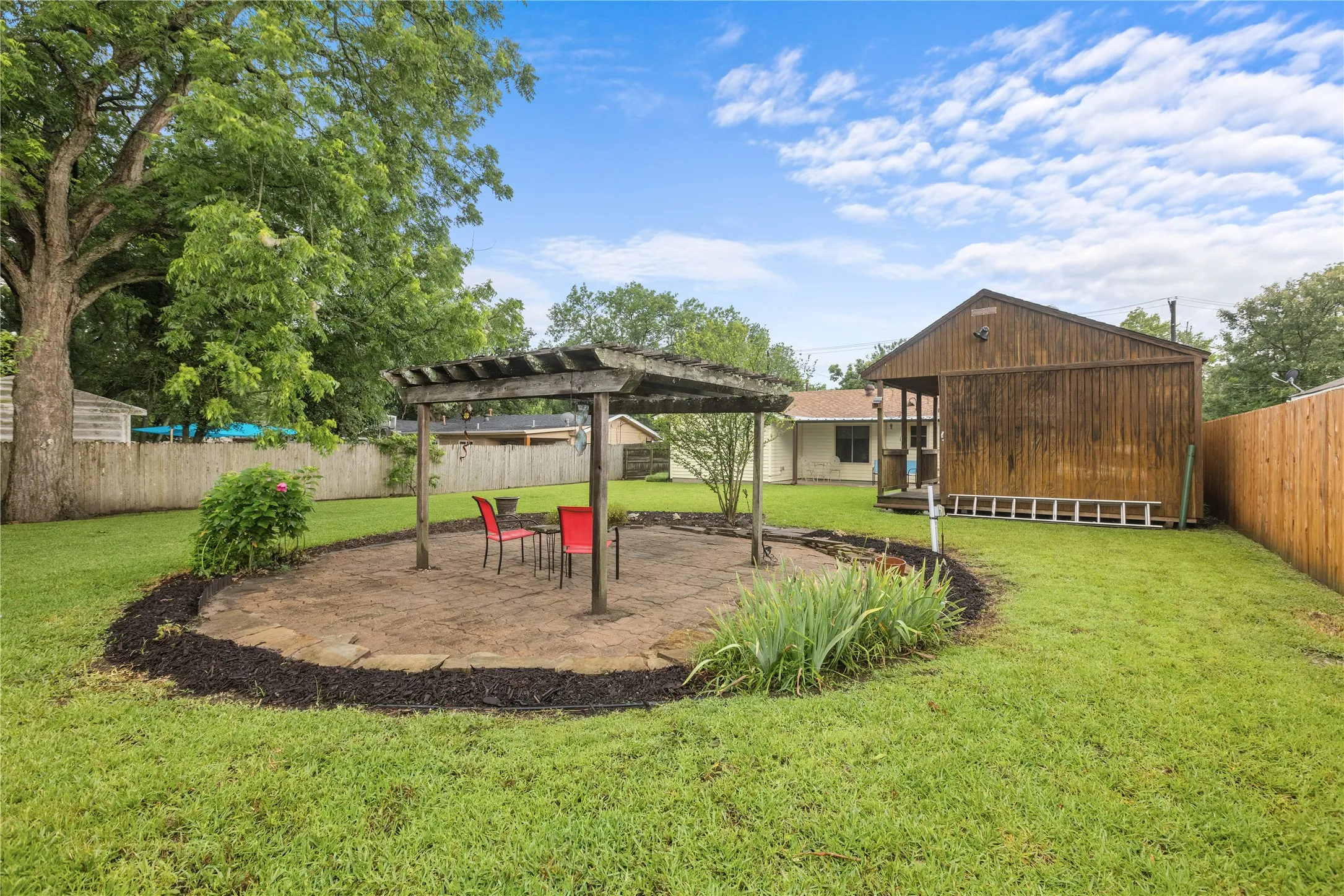 Single Family Residence For Sale in Grayson County , 605 S Ricketts Street, Sherman, Texas 75092, 3 Bedroom, 2 Bathroom, Garage spaces, 1,230 Sqft, built in 1965, mls#21302612, Real Estate Agent in Sherman, Homes For Sale in Grayson county, Homes For Sale in Sherman, Realtor in Sherman Texas, Real Estate Brokerage Independent Realty Texas, Luminita Cordes Realtor