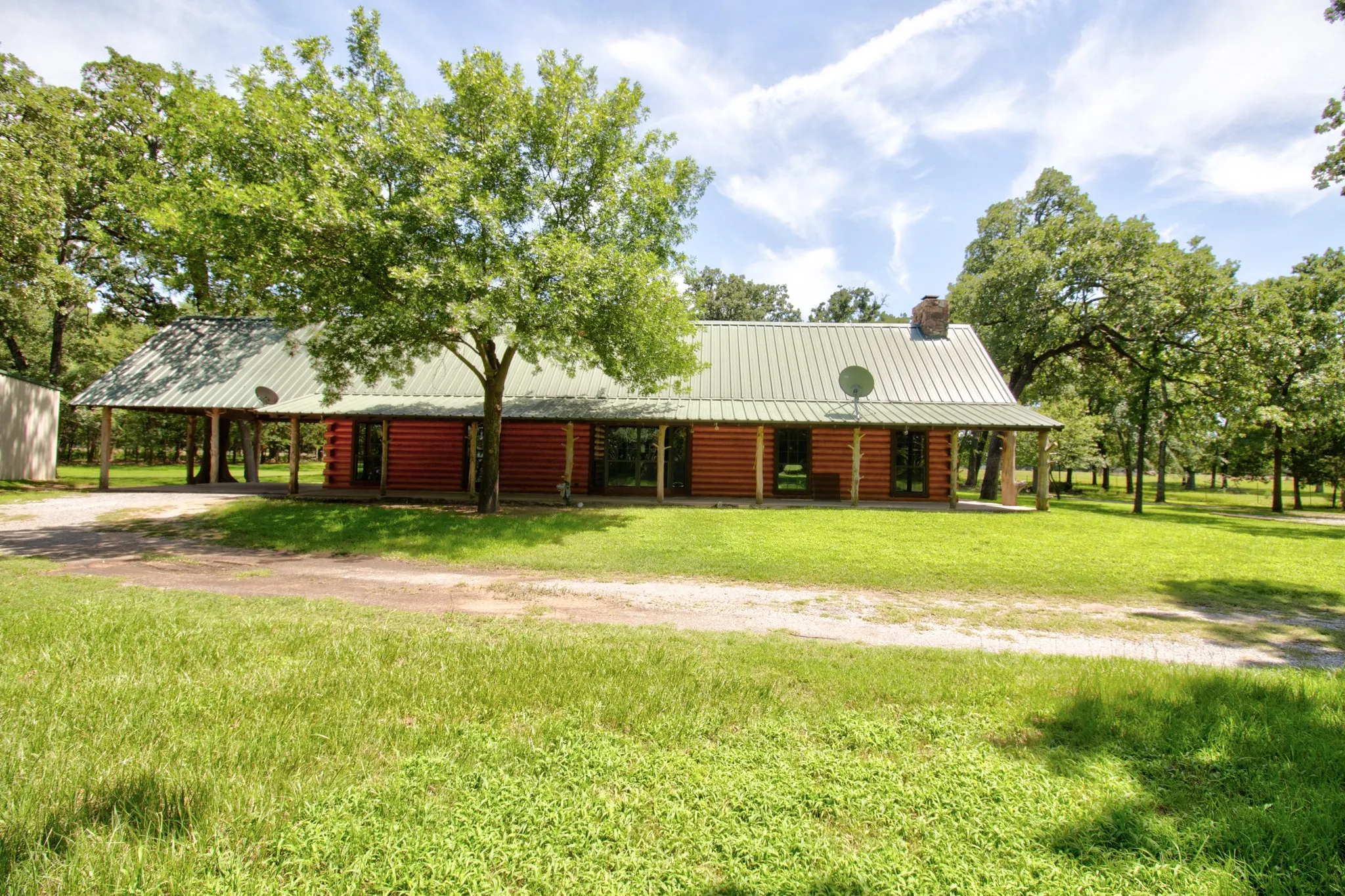 Single Family Residence For Sale in Grayson County , 1466 Pearce Street, Collinsville, Texas 76233, 3 Bedroom, 3 Bathroom, Garage spaces, 2,695 Sqft, built in 2005, mls#21297920, Real Estate Agent in Collinsville, Homes For Sale in Grayson county, Homes For Sale in Collinsville, Realtor in Collinsville Texas, Real Estate Brokerage Independent Realty Texas, Luminita Cordes Realtor