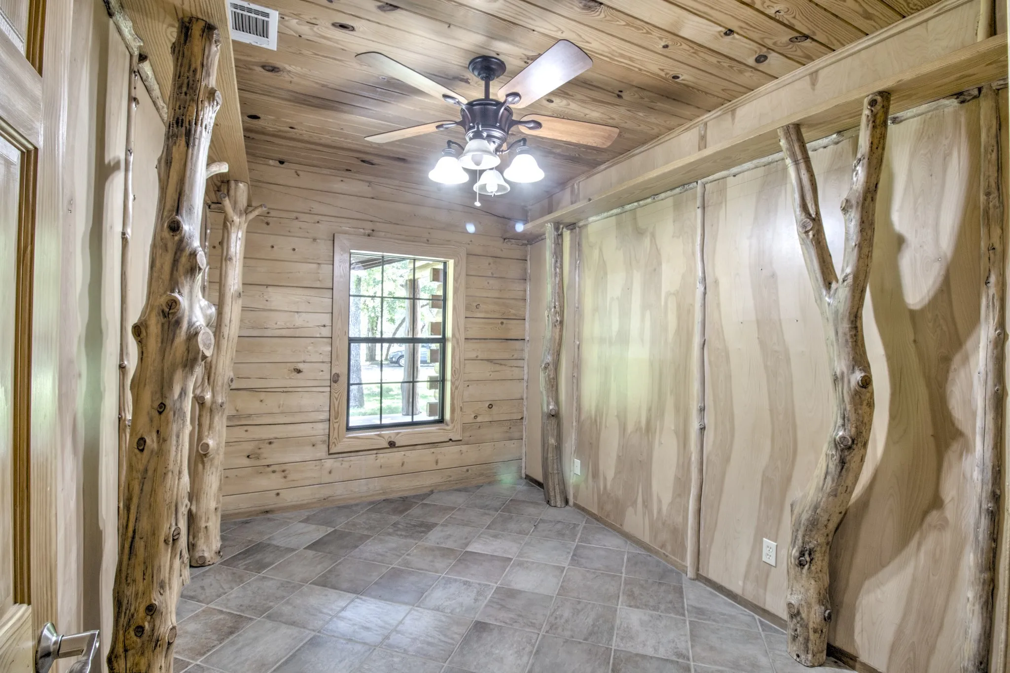 Single Family Residence For Sale in Grayson County , 1466 Pearce Street, Collinsville, Texas 76233, 3 Bedroom, 3 Bathroom, Garage spaces, 2,695 Sqft, built in 2005, mls#21297920, Real Estate Agent in Collinsville, Homes For Sale in Grayson county, Homes For Sale in Collinsville, Realtor in Collinsville Texas, Real Estate Brokerage Independent Realty Texas, Luminita Cordes Realtor