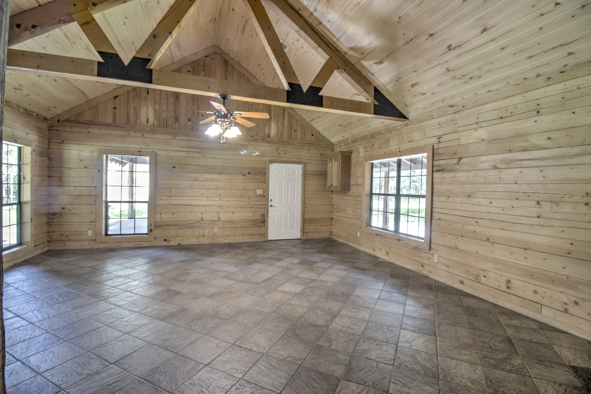 Single Family Residence For Sale in Grayson County , 1466 Pearce Street, Collinsville, Texas 76233, 3 Bedroom, 3 Bathroom, Garage spaces, 2,695 Sqft, built in 2005, mls#21297920, Real Estate Agent in Collinsville, Homes For Sale in Grayson county, Homes For Sale in Collinsville, Realtor in Collinsville Texas, Real Estate Brokerage Independent Realty Texas, Luminita Cordes Realtor
