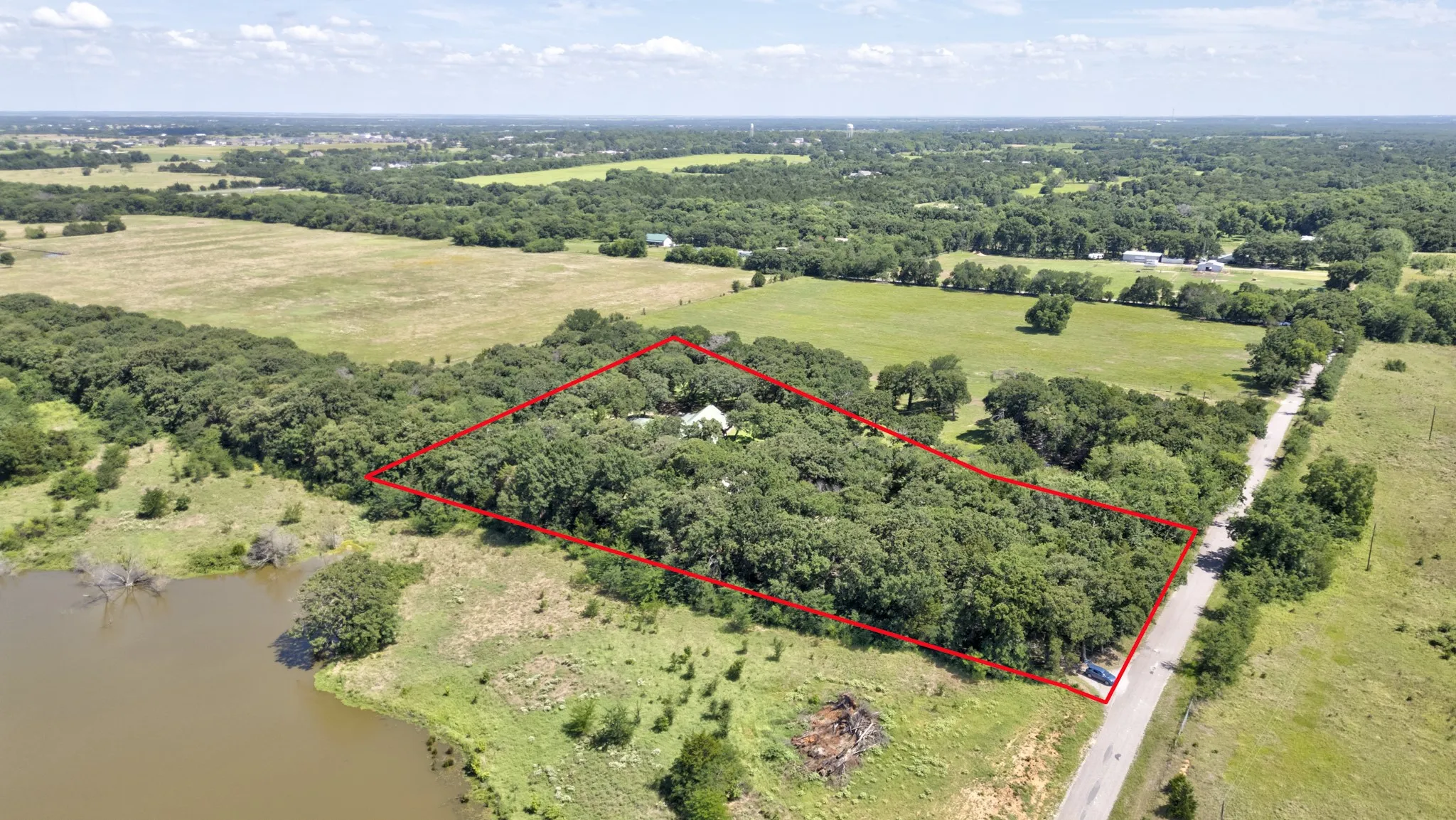 Single Family Residence For Sale in Grayson County , 1466 Pearce Street, Collinsville, Texas 76233, 3 Bedroom, 3 Bathroom, Garage spaces, 2,695 Sqft, built in 2005, mls#21297920, Real Estate Agent in Collinsville, Homes For Sale in Grayson county, Homes For Sale in Collinsville, Realtor in Collinsville Texas, Real Estate Brokerage Independent Realty Texas, Luminita Cordes Realtor