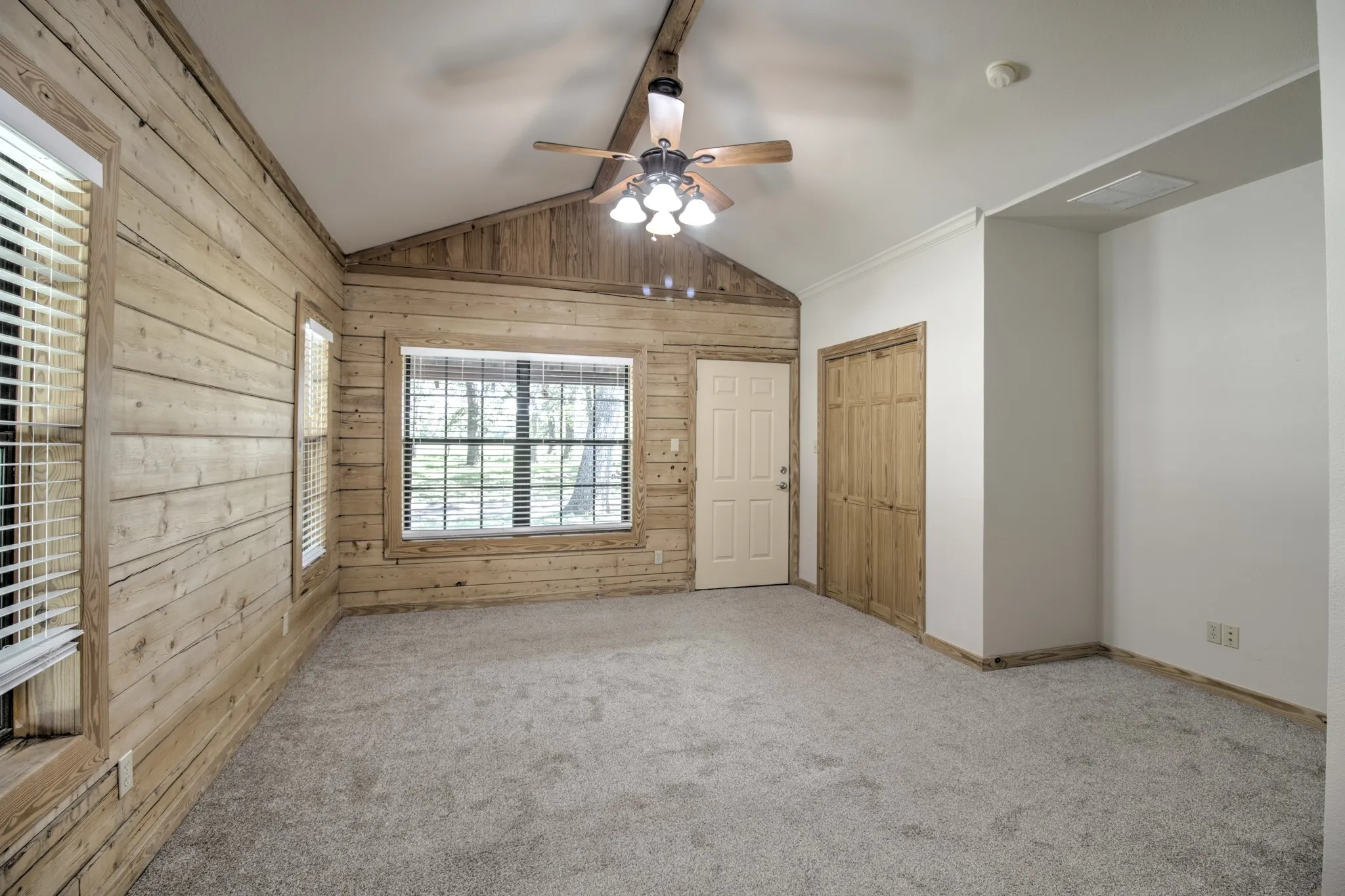 Single Family Residence For Sale in Grayson County , 1466 Pearce Street, Collinsville, Texas 76233, 3 Bedroom, 3 Bathroom, Garage spaces, 2,695 Sqft, built in 2005, mls#21297920, Real Estate Agent in Collinsville, Homes For Sale in Grayson county, Homes For Sale in Collinsville, Realtor in Collinsville Texas, Real Estate Brokerage Independent Realty Texas, Luminita Cordes Realtor