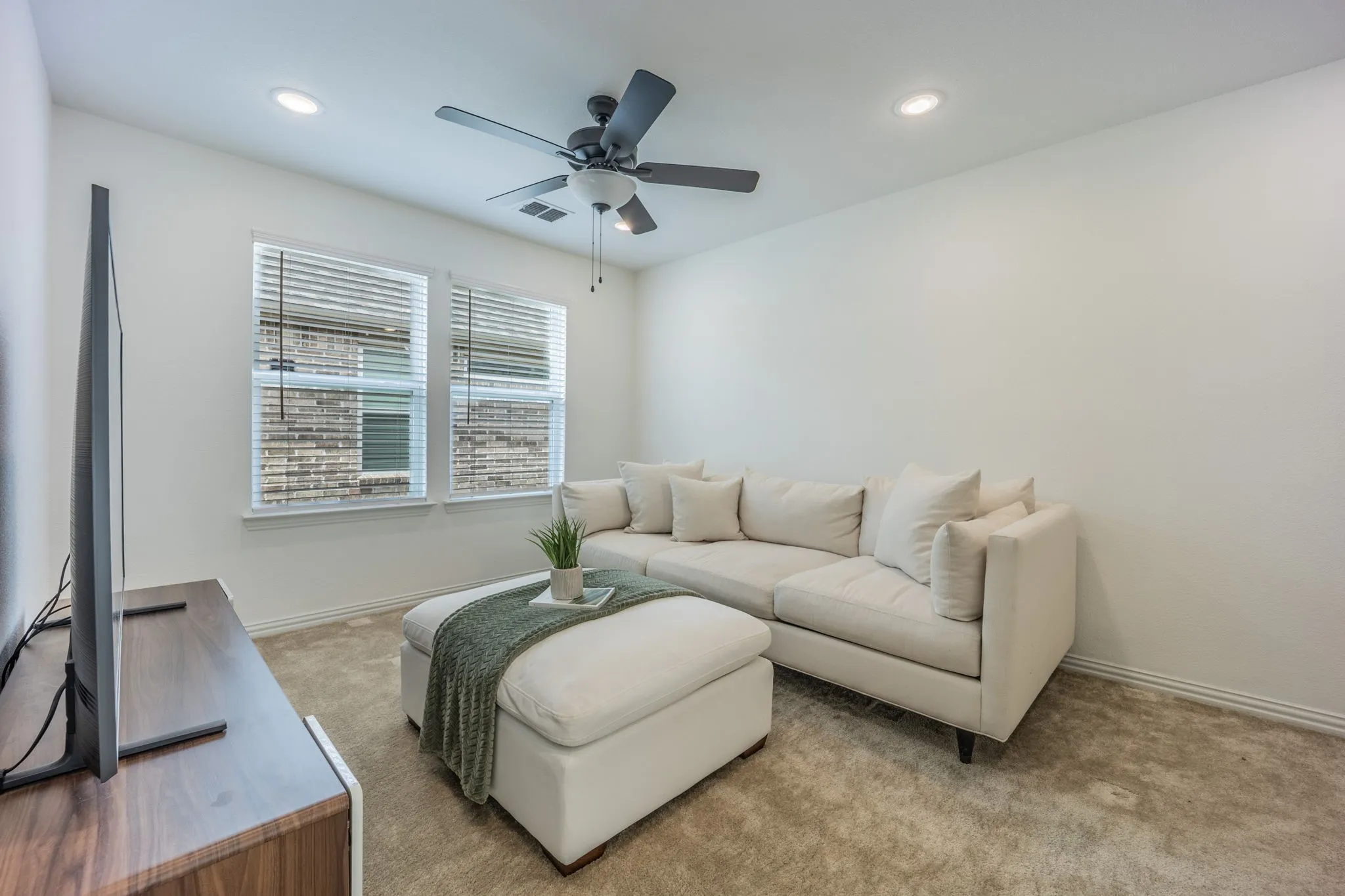 Single Family Residence For Sale in Dallas County , 2774 Henson Lane, Garland, Texas 75040, 3 Bedroom, 3 Bathroom, 2 Garage spaces, 2,177 Sqft, built in 2022, mls#21299817, Real Estate Agent in Garland, Homes For Sale in Dallas county, Homes For Sale in Garland, Realtor in Garland Texas, Real Estate Brokerage Independent Realty Texas, Luminita Cordes Realtor