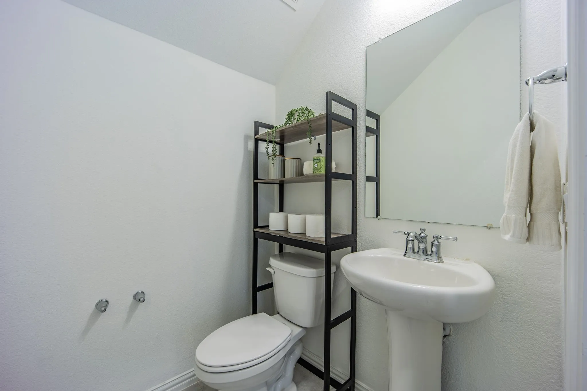 Single Family Residence For Sale in Dallas County , 2774 Henson Lane, Garland, Texas 75040, 3 Bedroom, 3 Bathroom, 2 Garage spaces, 2,177 Sqft, built in 2022, mls#21299817, Real Estate Agent in Garland, Homes For Sale in Dallas county, Homes For Sale in Garland, Realtor in Garland Texas, Real Estate Brokerage Independent Realty Texas, Luminita Cordes Realtor