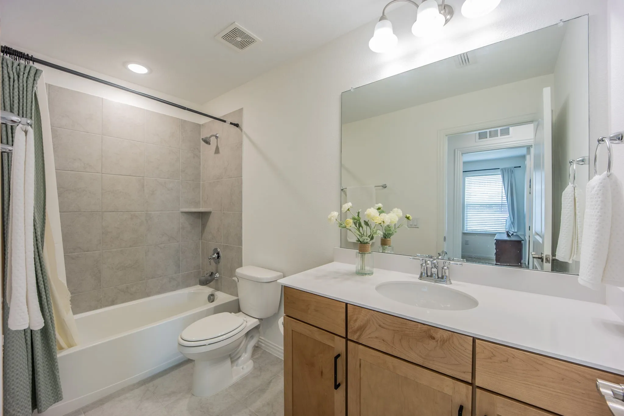 Single Family Residence For Sale in Dallas County , 2774 Henson Lane, Garland, Texas 75040, 3 Bedroom, 3 Bathroom, 2 Garage spaces, 2,177 Sqft, built in 2022, mls#21299817, Real Estate Agent in Garland, Homes For Sale in Dallas county, Homes For Sale in Garland, Realtor in Garland Texas, Real Estate Brokerage Independent Realty Texas, Luminita Cordes Realtor