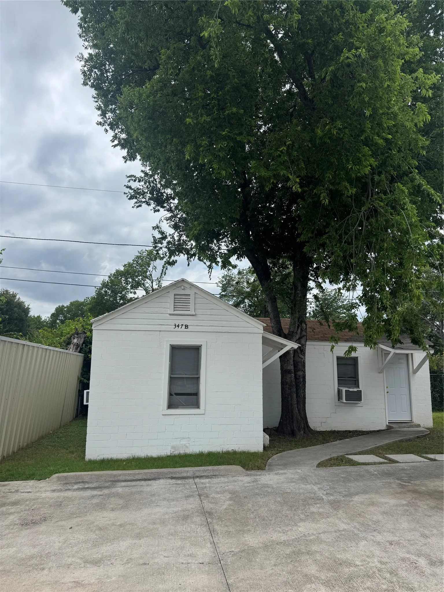 Apartment For Rent in Tarrant County , 347 N Cherry Lane 347B, White Settlement, Texas 76108, 1 Bedroom, 1 Bathroom, Garage spaces, 400 Sqft, built in 1970, mls#21302555, Real Estate Agent in White Settlement, Homes For Rent in Tarrant county, Homes For Rent in White Settlement, Realtor in White Settlement Texas, Real Estate Brokerage Independent Realty Texas, Luminita Cordes Realtor