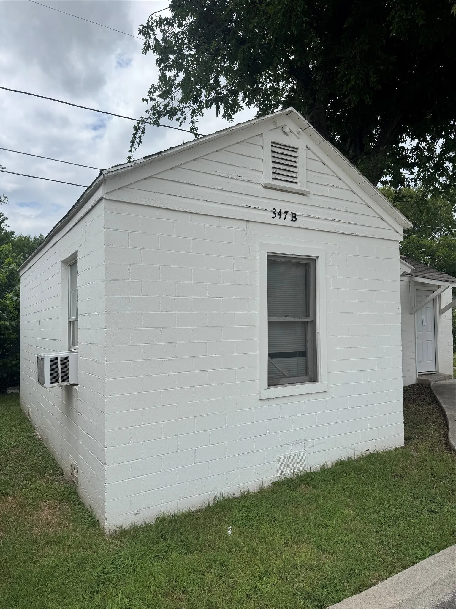 Apartment For Rent in Tarrant County , 347 N Cherry Lane 347B, White Settlement, Texas 76108, 1 Bedroom, 1 Bathroom, Garage spaces, 400 Sqft, built in 1970, mls#21302555, Real Estate Agent in White Settlement, Homes For Rent in Tarrant county, Homes For Rent in White Settlement, Realtor in White Settlement Texas, Real Estate Brokerage Independent Realty Texas, Luminita Cordes Realtor