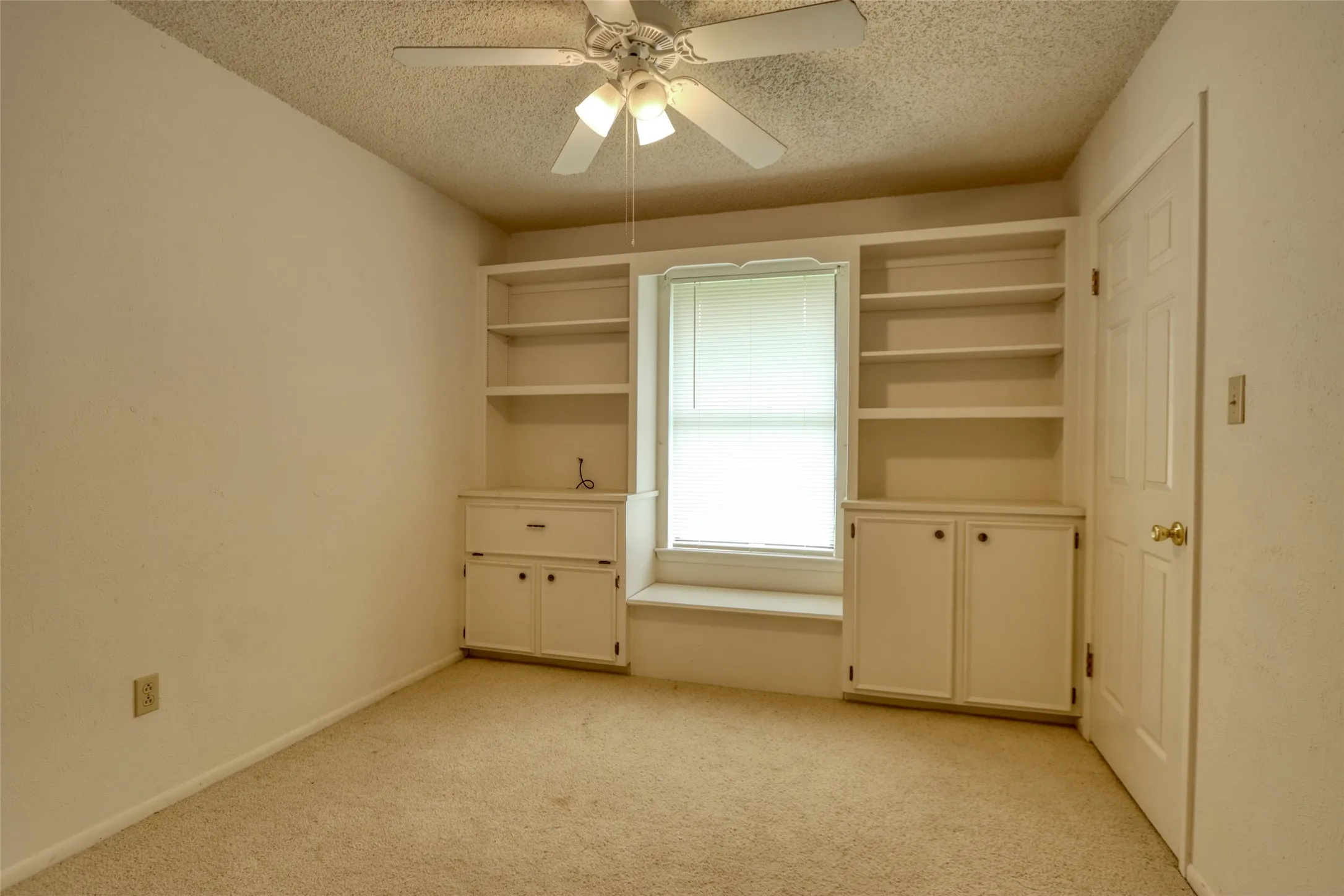 Single Family Residence For Sale in Limestone County , 710 S Main Street, Tehuacana, Texas 76686, 3 Bedrooms, 2 Bathrooms, 2 Garage spaces, 3,182 Sqft, built in 1982, Price $355,000, mls#21303552, Real Estate Agent in Tehuacana, Homes For Sale in Limestone county, Homes For Sale in Tehuacana, Realtor in Tehuacana Texas, Real Estate Brokerage Independent Realty Texas, Luminita Cordes Realtor