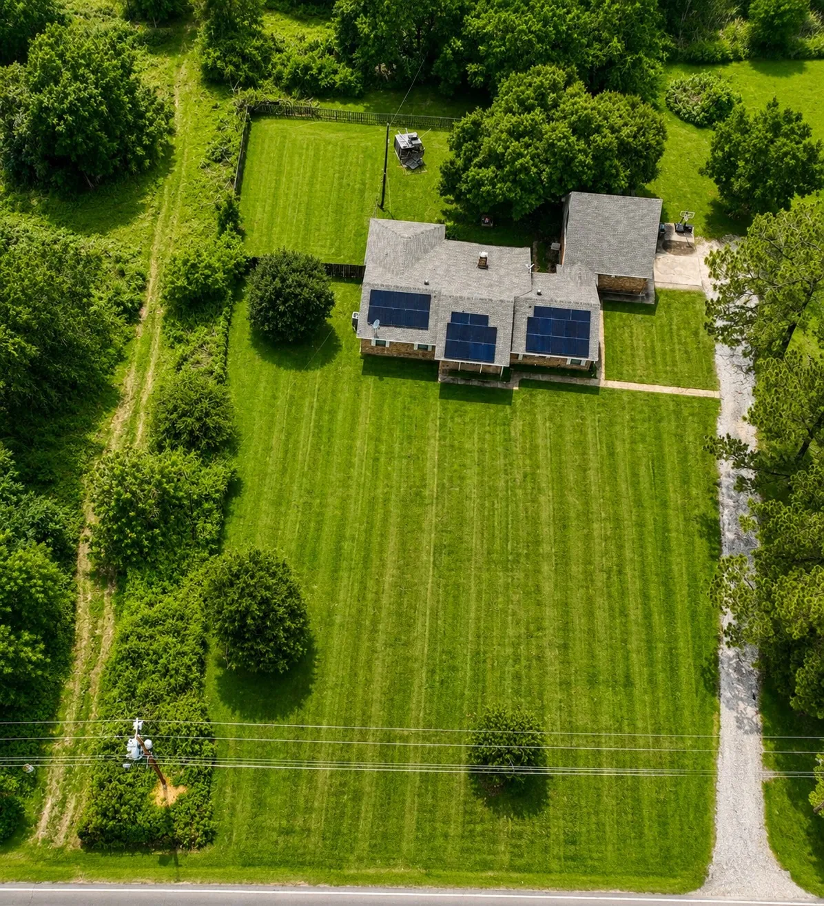 Single Family Residence For Sale in Limestone County , 710 S Main Street, Tehuacana, Texas 76686, 3 Bedrooms, 2 Bathrooms, 2 Garage spaces, 3,182 Sqft, built in 1982, Price $355,000, mls#21303552, Real Estate Agent in Tehuacana, Homes For Sale in Limestone county, Homes For Sale in Tehuacana, Realtor in Tehuacana Texas, Real Estate Brokerage Independent Realty Texas, Luminita Cordes Realtor
