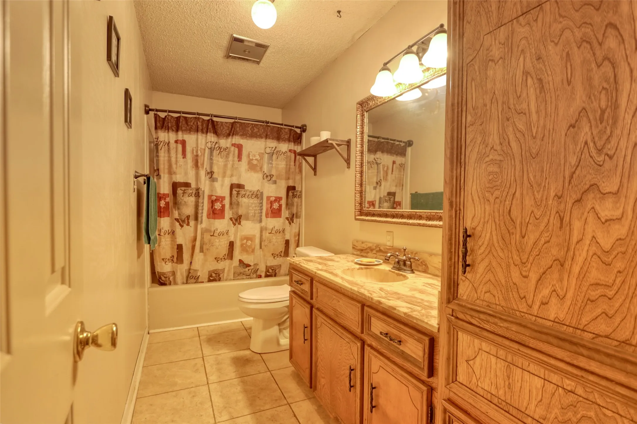 Single Family Residence For Sale in Limestone County , 710 S Main Street, Tehuacana, Texas 76686, 3 Bedrooms, 2 Bathrooms, 2 Garage spaces, 3,182 Sqft, built in 1982, Price $355,000, mls#21303552, Real Estate Agent in Tehuacana, Homes For Sale in Limestone county, Homes For Sale in Tehuacana, Realtor in Tehuacana Texas, Real Estate Brokerage Independent Realty Texas, Luminita Cordes Realtor