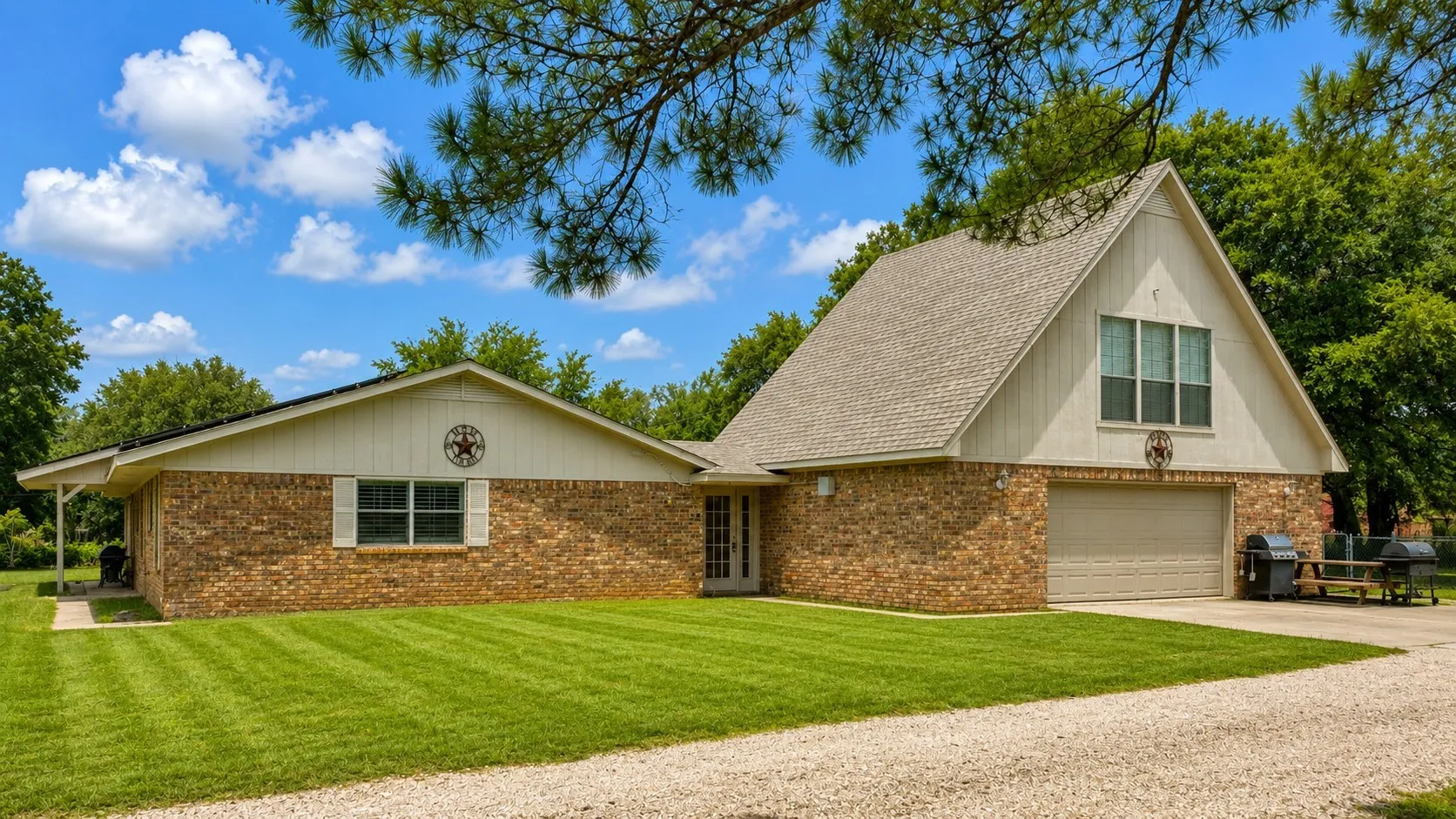 Single Family Residence For Sale in Limestone County , 710 S Main Street, Tehuacana, Texas 76686, 3 Bedrooms, 2 Bathrooms, 2 Garage spaces, 3,182 Sqft, built in 1982, Price $355,000, mls#21303552, Real Estate Agent in Tehuacana, Homes For Sale in Limestone county, Homes For Sale in Tehuacana, Realtor in Tehuacana Texas, Real Estate Brokerage Independent Realty Texas, Luminita Cordes Realtor