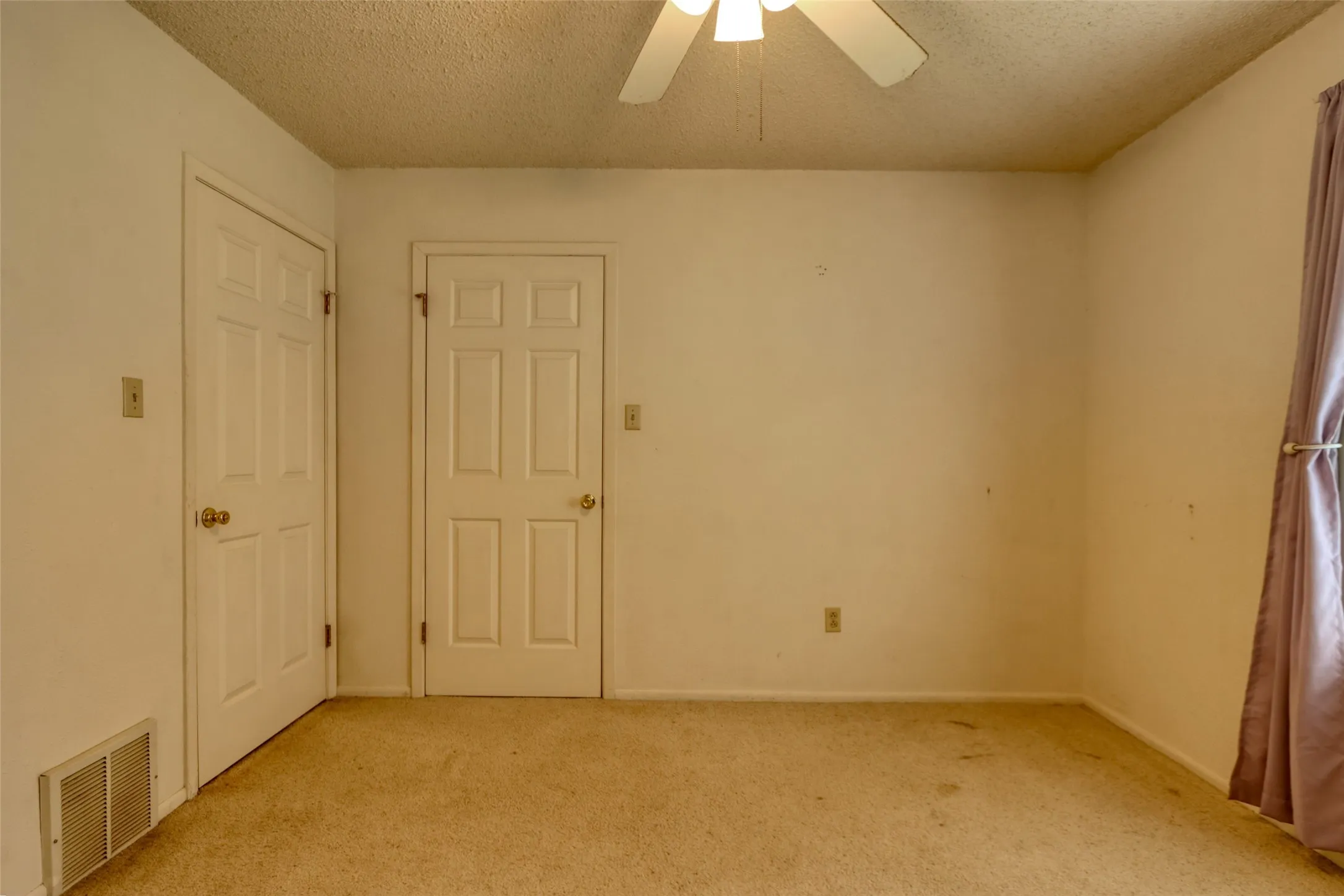 Single Family Residence For Sale in Limestone County , 710 S Main Street, Tehuacana, Texas 76686, 3 Bedrooms, 2 Bathrooms, 2 Garage spaces, 3,182 Sqft, built in 1982, Price $355,000, mls#21303552, Real Estate Agent in Tehuacana, Homes For Sale in Limestone county, Homes For Sale in Tehuacana, Realtor in Tehuacana Texas, Real Estate Brokerage Independent Realty Texas, Luminita Cordes Realtor