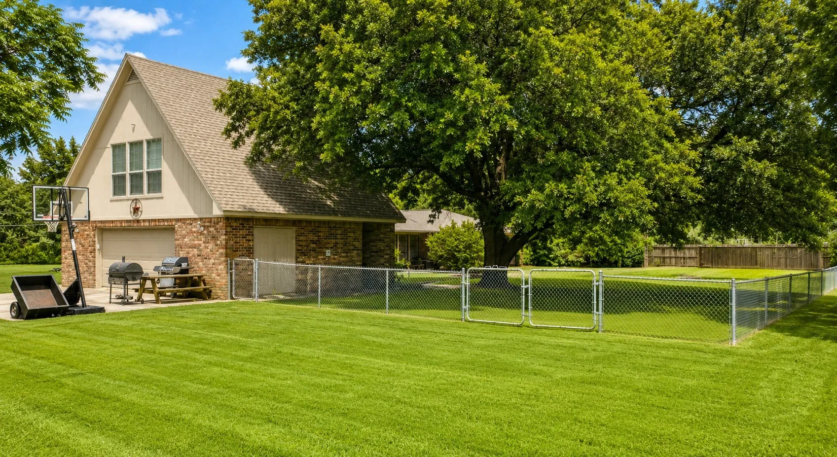 Single Family Residence For Sale in Limestone County , 710 S Main Street, Tehuacana, Texas 76686, 3 Bedrooms, 2 Bathrooms, 2 Garage spaces, 3,182 Sqft, built in 1982, Price $355,000, mls#21303552, Real Estate Agent in Tehuacana, Homes For Sale in Limestone county, Homes For Sale in Tehuacana, Realtor in Tehuacana Texas, Real Estate Brokerage Independent Realty Texas, Luminita Cordes Realtor