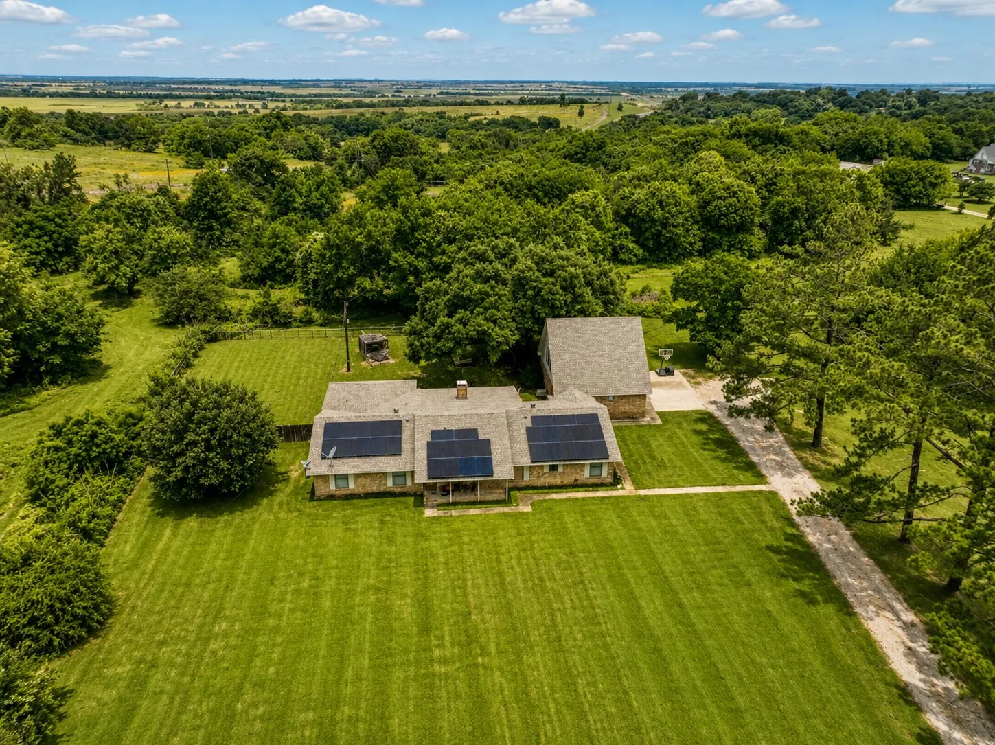 Single Family Residence For Sale in Limestone County , 710 S Main Street, Tehuacana, Texas 76686, 3 Bedrooms, 2 Bathrooms, 2 Garage spaces, 3,182 Sqft, built in 1982, Price $355,000, mls#21303552, Real Estate Agent in Tehuacana, Homes For Sale in Limestone county, Homes For Sale in Tehuacana, Realtor in Tehuacana Texas, Real Estate Brokerage Independent Realty Texas, Luminita Cordes Realtor