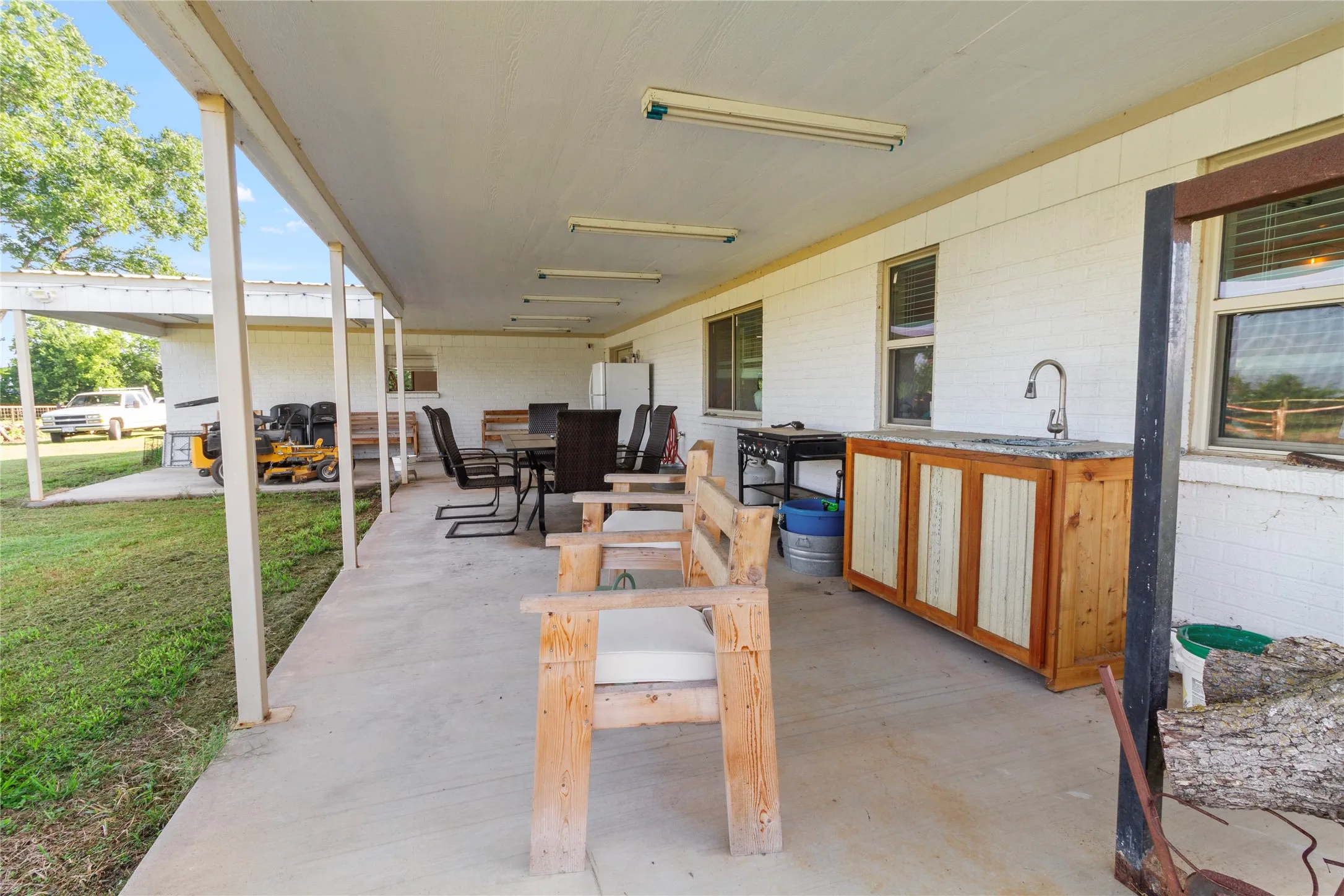 Single Family Residence For Sale in Freestone County , 250 Williford Street, Fairfield, Texas 75840, 3 Bedroom, 2 Bathroom, Garage spaces, 2,816 Sqft, built in 1971, mls#21303560, Real Estate Agent in Fairfield, Homes For Sale in Freestone county, Homes For Sale in Fairfield, Realtor in Fairfield Texas, Real Estate Brokerage Independent Realty Texas, Luminita Cordes Realtor