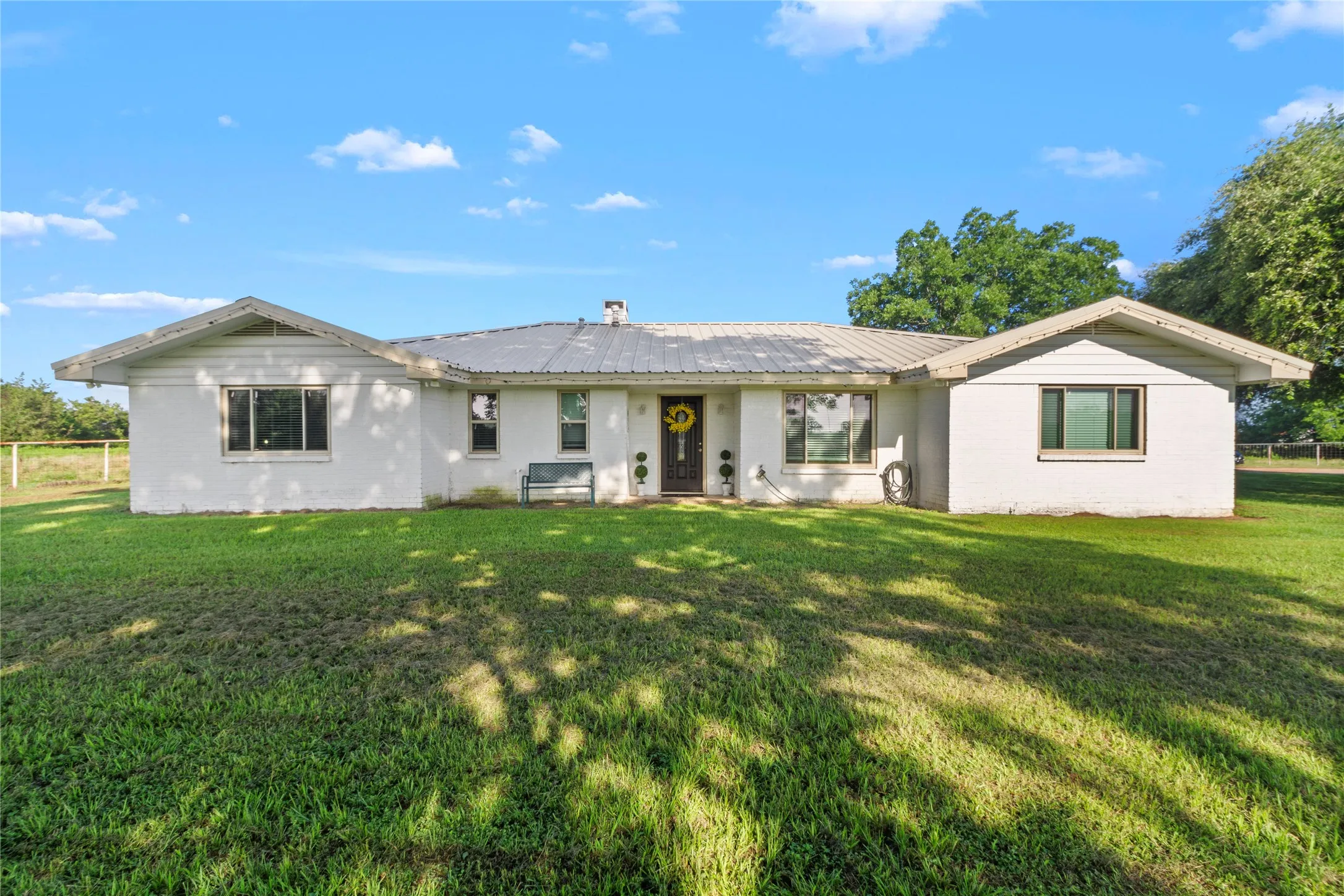 Single Family Residence For Sale in Freestone County , 250 Williford Street, Fairfield, Texas 75840, 3 Bedroom, 2 Bathroom, Garage spaces, 2,816 Sqft, built in 1971, mls#21303560, Real Estate Agent in Fairfield, Homes For Sale in Freestone county, Homes For Sale in Fairfield, Realtor in Fairfield Texas, Real Estate Brokerage Independent Realty Texas, Luminita Cordes Realtor
