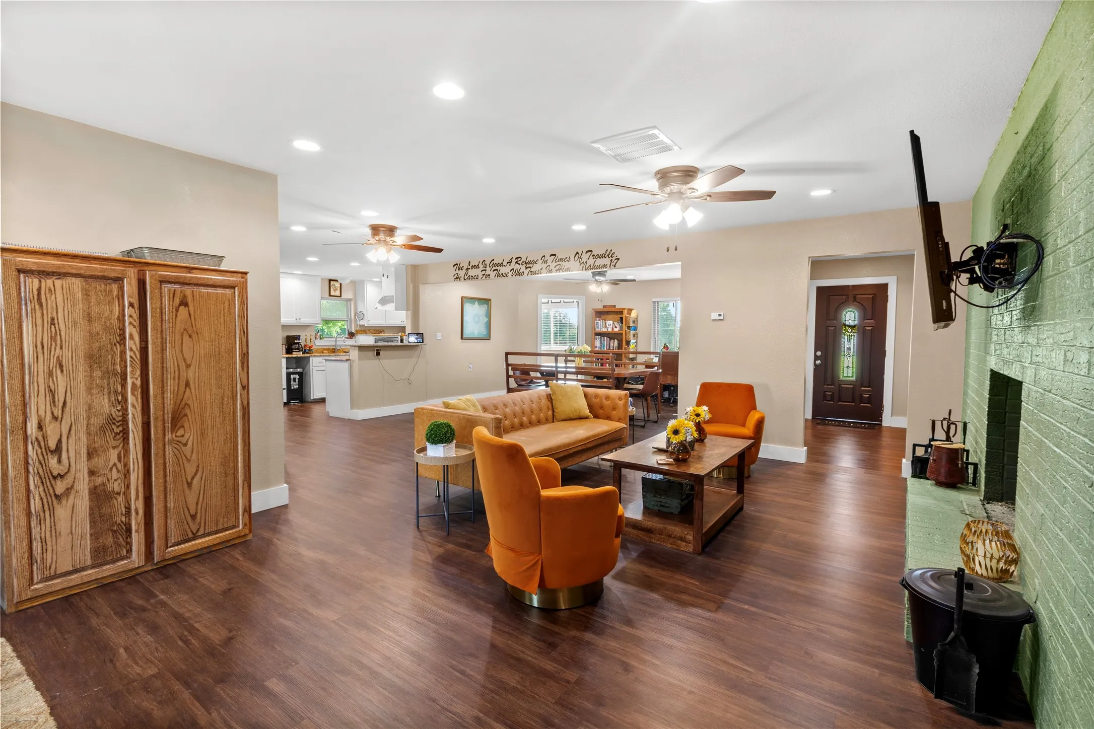 Single Family Residence For Sale in Freestone County , 250 Williford Street, Fairfield, Texas 75840, 3 Bedroom, 2 Bathroom, Garage spaces, 2,816 Sqft, built in 1971, mls#21303560, Real Estate Agent in Fairfield, Homes For Sale in Freestone county, Homes For Sale in Fairfield, Realtor in Fairfield Texas, Real Estate Brokerage Independent Realty Texas, Luminita Cordes Realtor