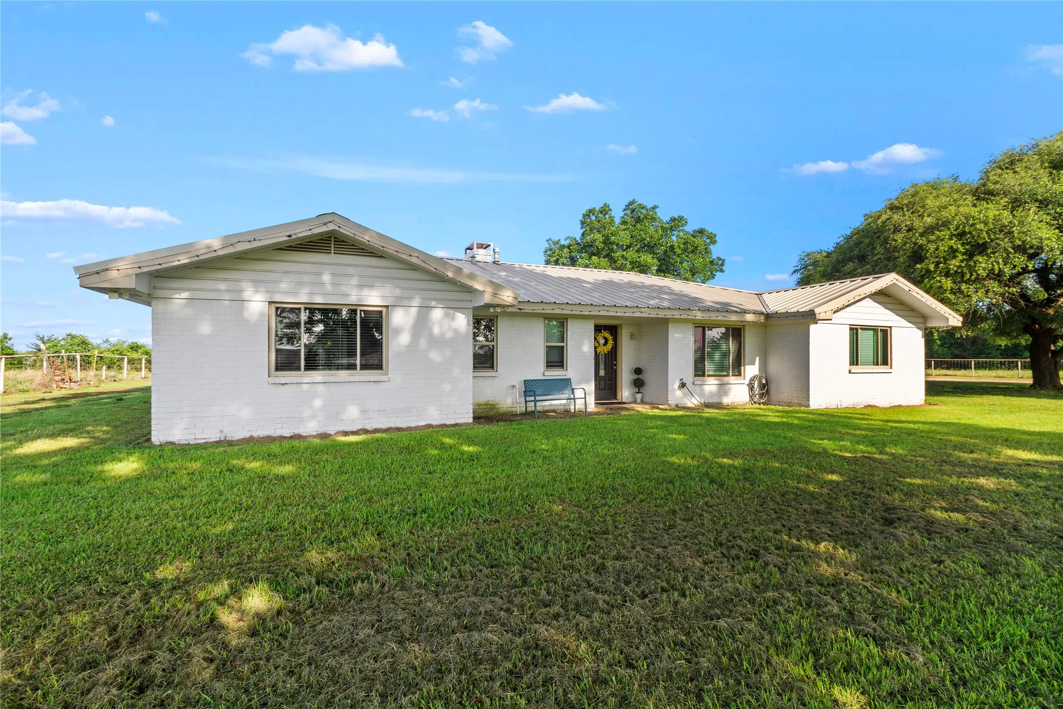 Single Family Residence For Sale in Freestone County , 250 Williford Street, Fairfield, Texas 75840, 3 Bedroom, 2 Bathroom, Garage spaces, 2,816 Sqft, built in 1971, mls#21303560, Real Estate Agent in Fairfield, Homes For Sale in Freestone county, Homes For Sale in Fairfield, Realtor in Fairfield Texas, Real Estate Brokerage Independent Realty Texas, Luminita Cordes Realtor