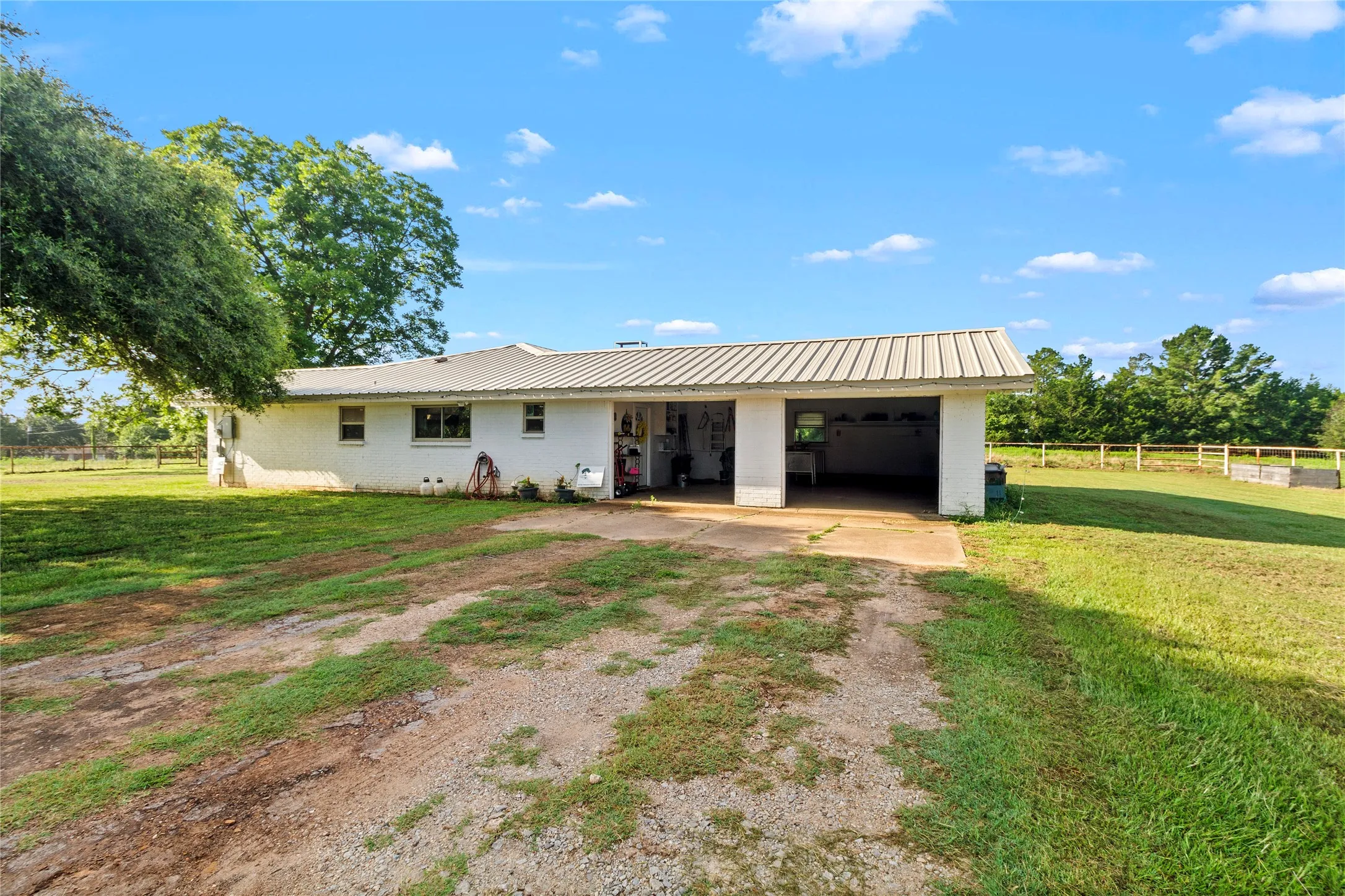 Single Family Residence For Sale in Freestone County , 250 Williford Street, Fairfield, Texas 75840, 3 Bedroom, 2 Bathroom, Garage spaces, 2,816 Sqft, built in 1971, mls#21303560, Real Estate Agent in Fairfield, Homes For Sale in Freestone county, Homes For Sale in Fairfield, Realtor in Fairfield Texas, Real Estate Brokerage Independent Realty Texas, Luminita Cordes Realtor