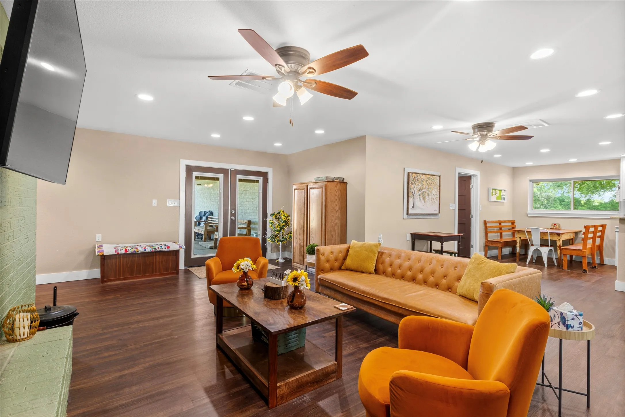 Single Family Residence For Sale in Freestone County , 250 Williford Street, Fairfield, Texas 75840, 3 Bedroom, 2 Bathroom, Garage spaces, 2,816 Sqft, built in 1971, mls#21303560, Real Estate Agent in Fairfield, Homes For Sale in Freestone county, Homes For Sale in Fairfield, Realtor in Fairfield Texas, Real Estate Brokerage Independent Realty Texas, Luminita Cordes Realtor