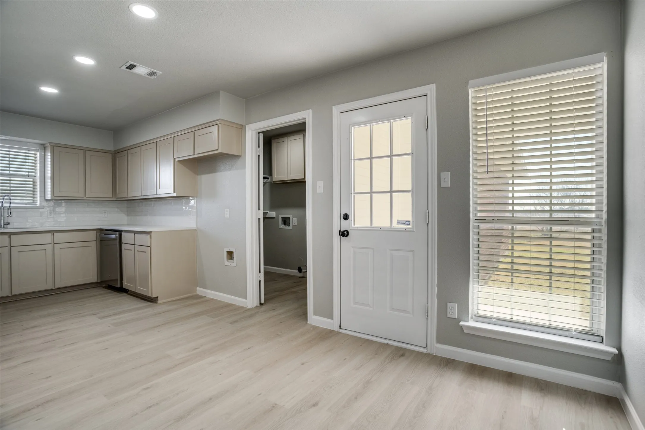 Single Family Residence For Sale in Collin County , 3722 Carrie Lane, St Paul, Texas 75098, 3 Bedroom, 2 Bathroom, 2 Garage spaces, 1,755 Sqft, built in 1993, mls#21303579, Real Estate Agent in St Paul, Homes For Sale in Collin county, Homes For Sale in St Paul, Realtor in St Paul Texas, Real Estate Brokerage Independent Realty Texas, Luminita Cordes Realtor