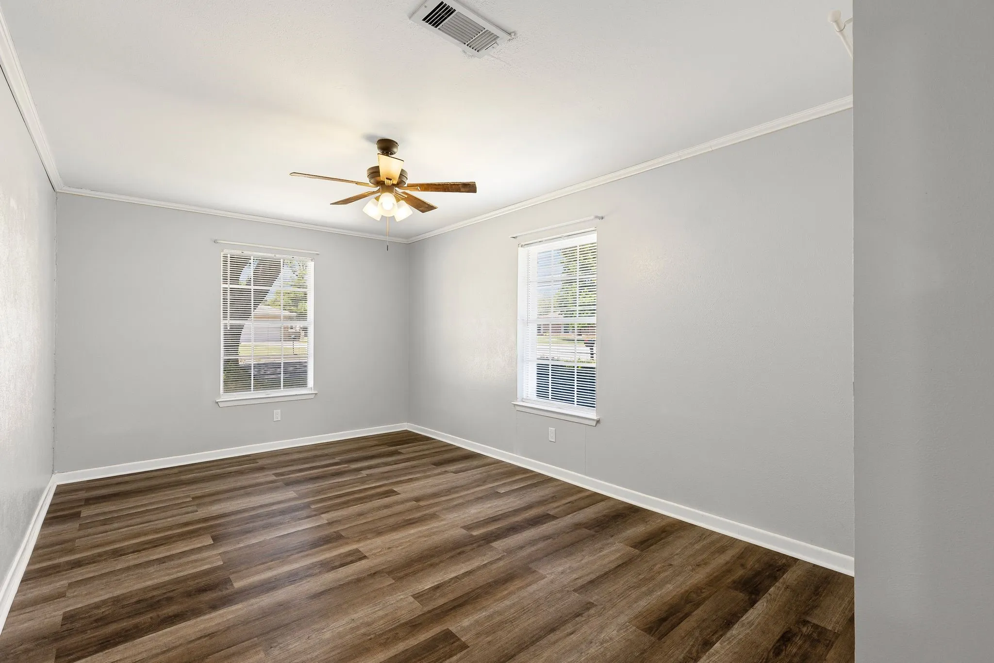 Single Family Residence For Sale in Hunt County , 148 Royal Lane, Commerce, Texas 75428, 3 Bedroom, 2 Bathroom, 2 Garage spaces, 1,875 Sqft, built in 1968, mls#21303608, Real Estate Agent in Commerce, Homes For Sale in Hunt county, Homes For Sale in Commerce, Realtor in Commerce Texas, Real Estate Brokerage Independent Realty Texas, Luminita Cordes Realtor