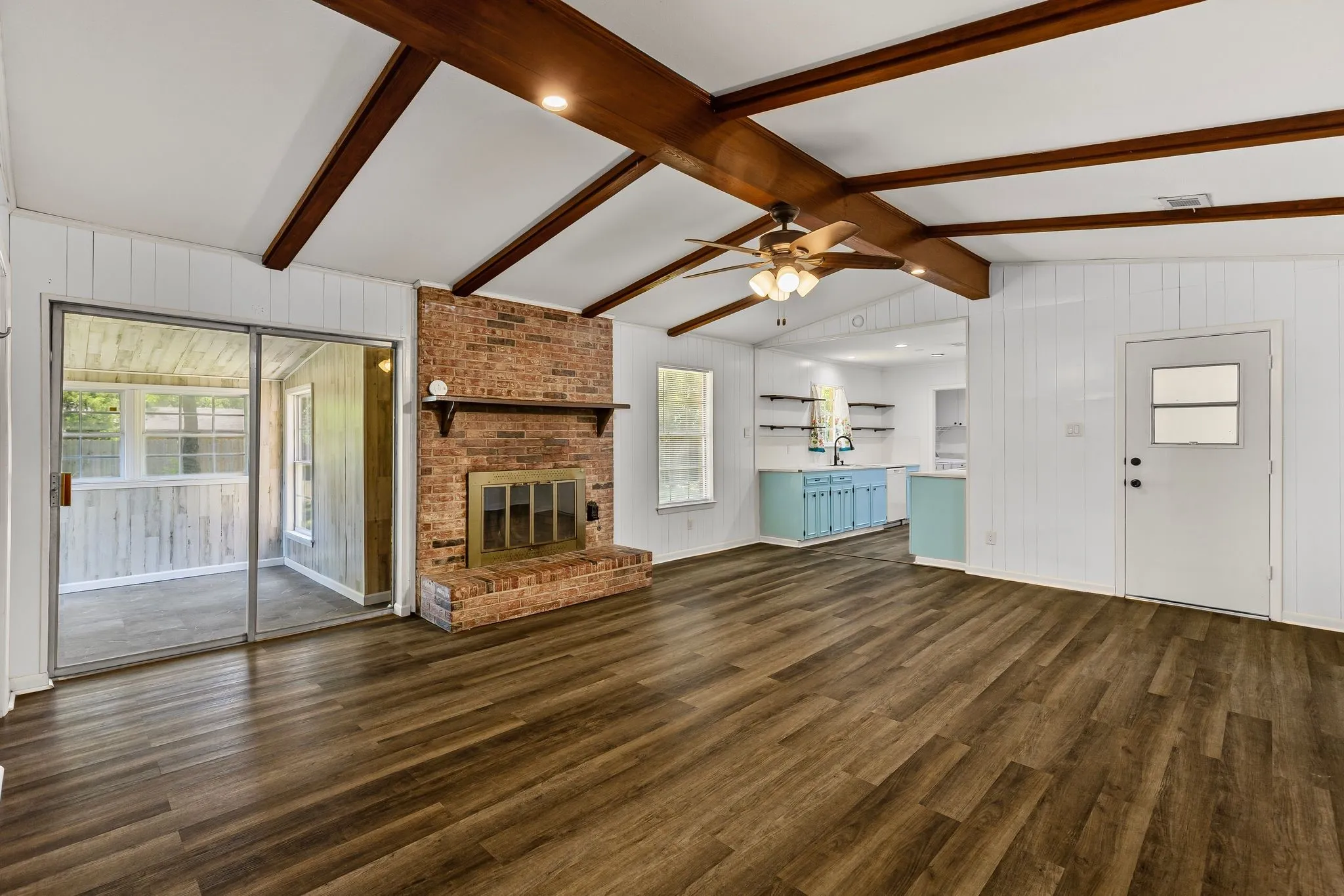 Single Family Residence For Sale in Hunt County , 148 Royal Lane, Commerce, Texas 75428, 3 Bedroom, 2 Bathroom, 2 Garage spaces, 1,875 Sqft, built in 1968, mls#21303608, Real Estate Agent in Commerce, Homes For Sale in Hunt county, Homes For Sale in Commerce, Realtor in Commerce Texas, Real Estate Brokerage Independent Realty Texas, Luminita Cordes Realtor