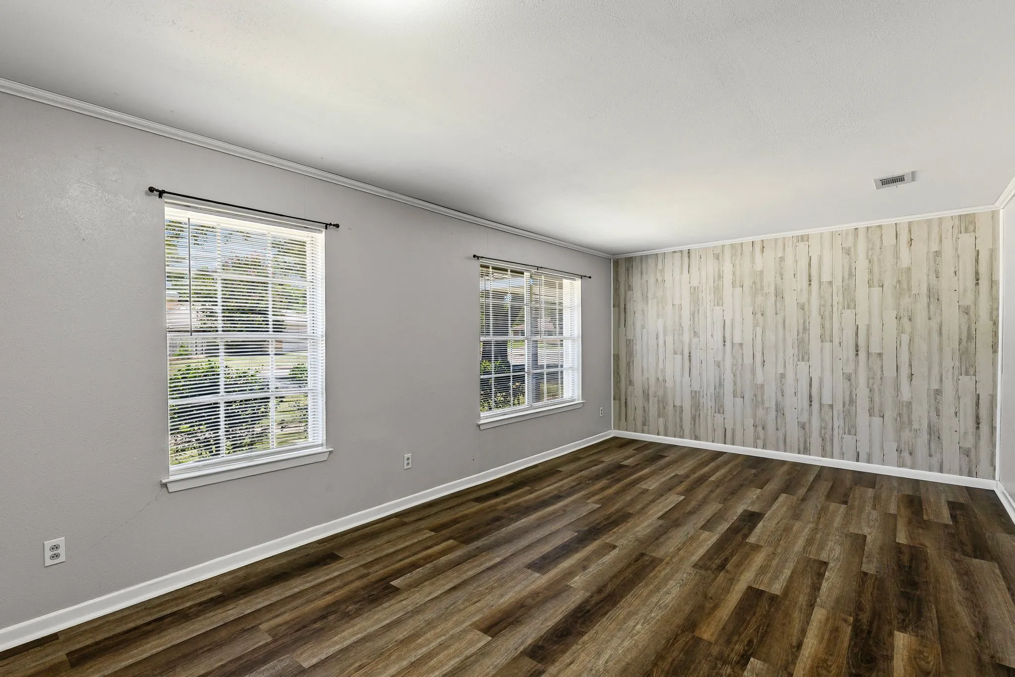 Single Family Residence For Sale in Hunt County , 148 Royal Lane, Commerce, Texas 75428, 3 Bedroom, 2 Bathroom, 2 Garage spaces, 1,875 Sqft, built in 1968, mls#21303608, Real Estate Agent in Commerce, Homes For Sale in Hunt county, Homes For Sale in Commerce, Realtor in Commerce Texas, Real Estate Brokerage Independent Realty Texas, Luminita Cordes Realtor