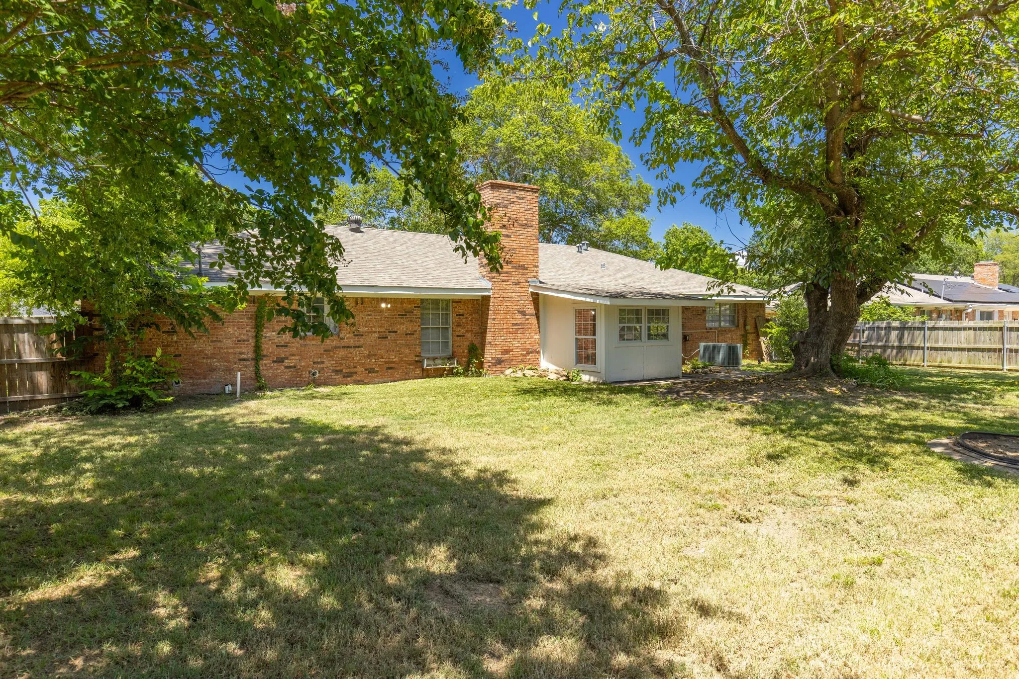 Single Family Residence For Sale in Hunt County , 148 Royal Lane, Commerce, Texas 75428, 3 Bedroom, 2 Bathroom, 2 Garage spaces, 1,875 Sqft, built in 1968, mls#21303608, Real Estate Agent in Commerce, Homes For Sale in Hunt county, Homes For Sale in Commerce, Realtor in Commerce Texas, Real Estate Brokerage Independent Realty Texas, Luminita Cordes Realtor