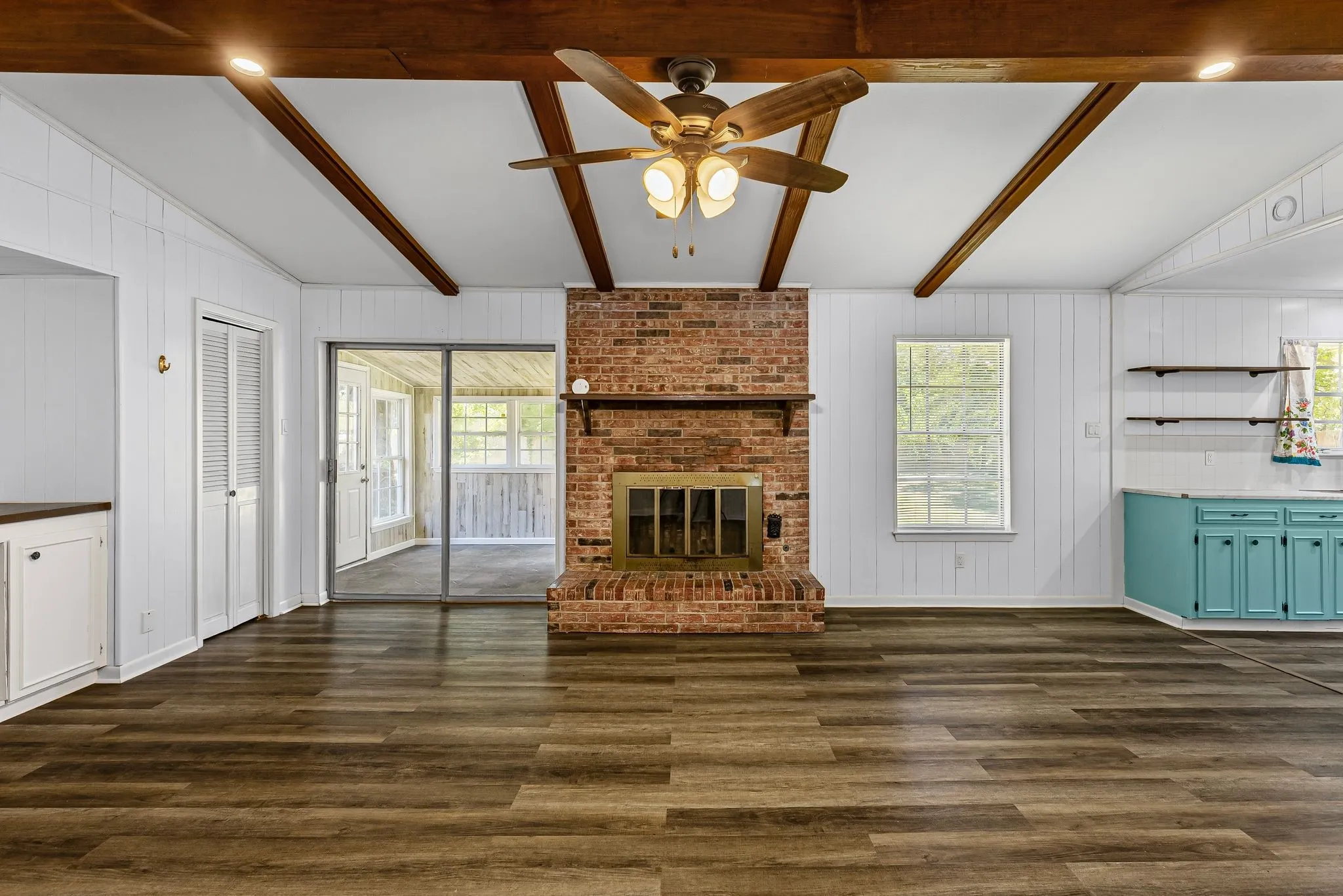 Single Family Residence For Sale in Hunt County , 148 Royal Lane, Commerce, Texas 75428, 3 Bedroom, 2 Bathroom, 2 Garage spaces, 1,875 Sqft, built in 1968, mls#21303608, Real Estate Agent in Commerce, Homes For Sale in Hunt county, Homes For Sale in Commerce, Realtor in Commerce Texas, Real Estate Brokerage Independent Realty Texas, Luminita Cordes Realtor