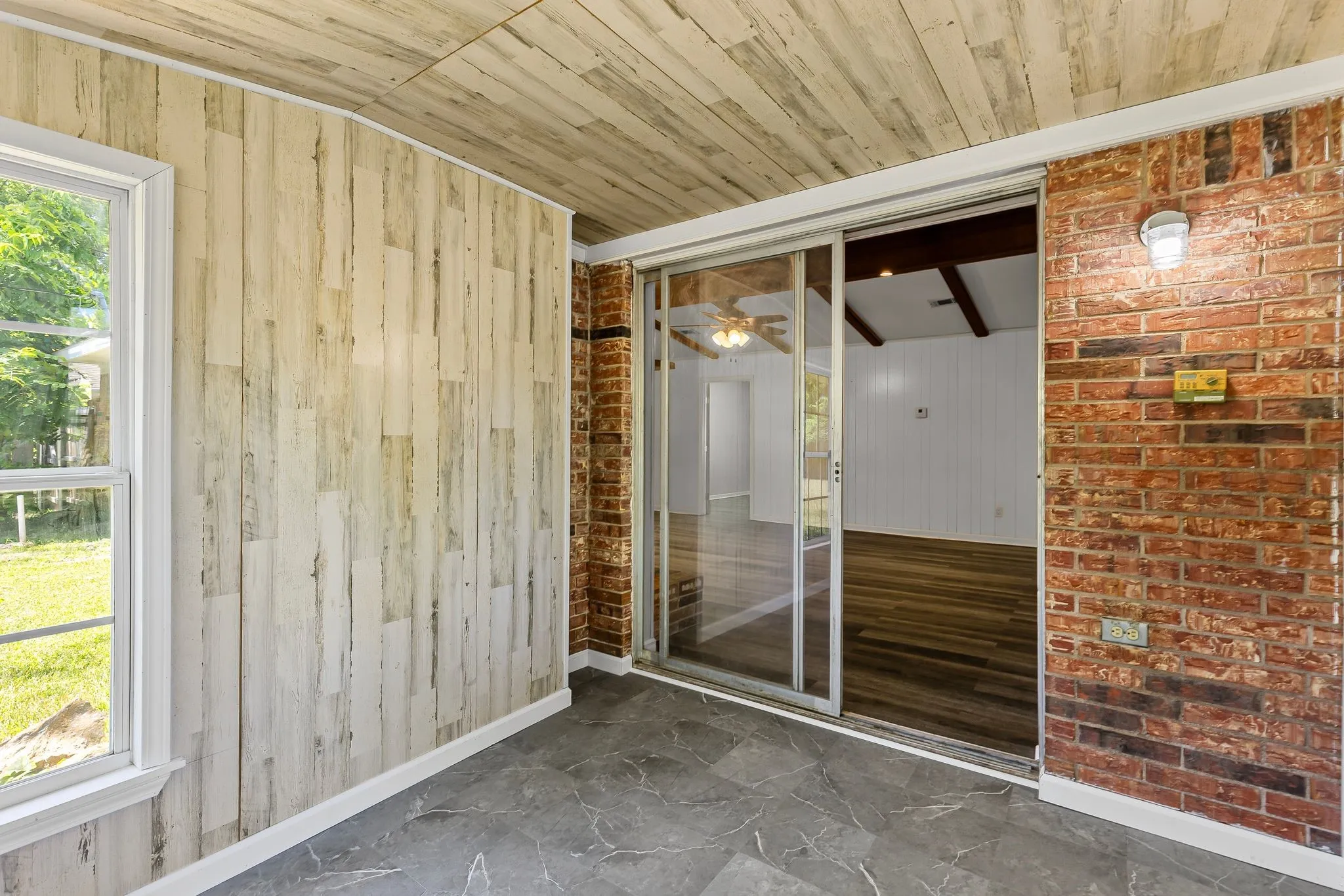 Single Family Residence For Sale in Hunt County , 148 Royal Lane, Commerce, Texas 75428, 3 Bedroom, 2 Bathroom, 2 Garage spaces, 1,875 Sqft, built in 1968, mls#21303608, Real Estate Agent in Commerce, Homes For Sale in Hunt county, Homes For Sale in Commerce, Realtor in Commerce Texas, Real Estate Brokerage Independent Realty Texas, Luminita Cordes Realtor