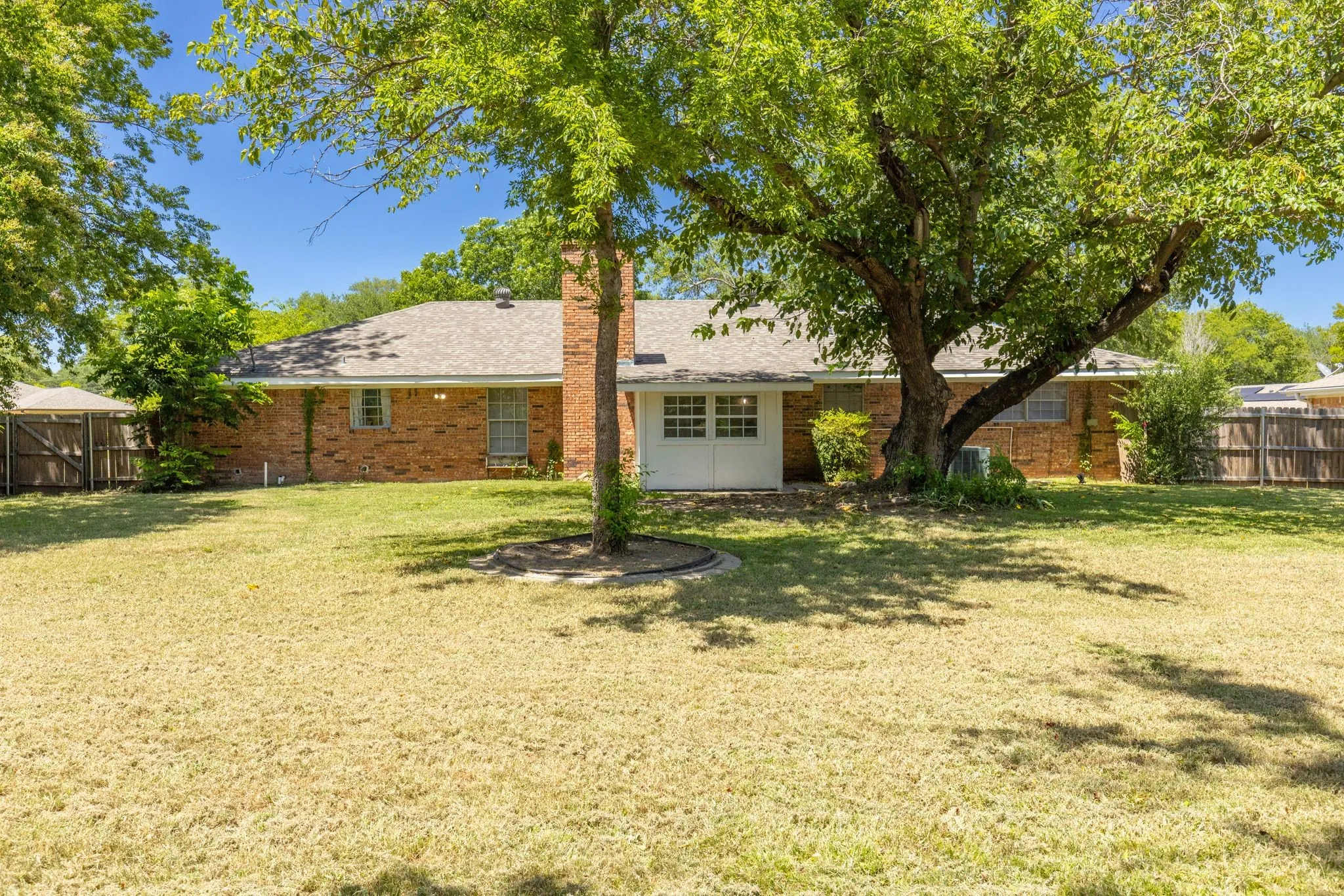 Single Family Residence For Sale in Hunt County , 148 Royal Lane, Commerce, Texas 75428, 3 Bedroom, 2 Bathroom, 2 Garage spaces, 1,875 Sqft, built in 1968, mls#21303608, Real Estate Agent in Commerce, Homes For Sale in Hunt county, Homes For Sale in Commerce, Realtor in Commerce Texas, Real Estate Brokerage Independent Realty Texas, Luminita Cordes Realtor