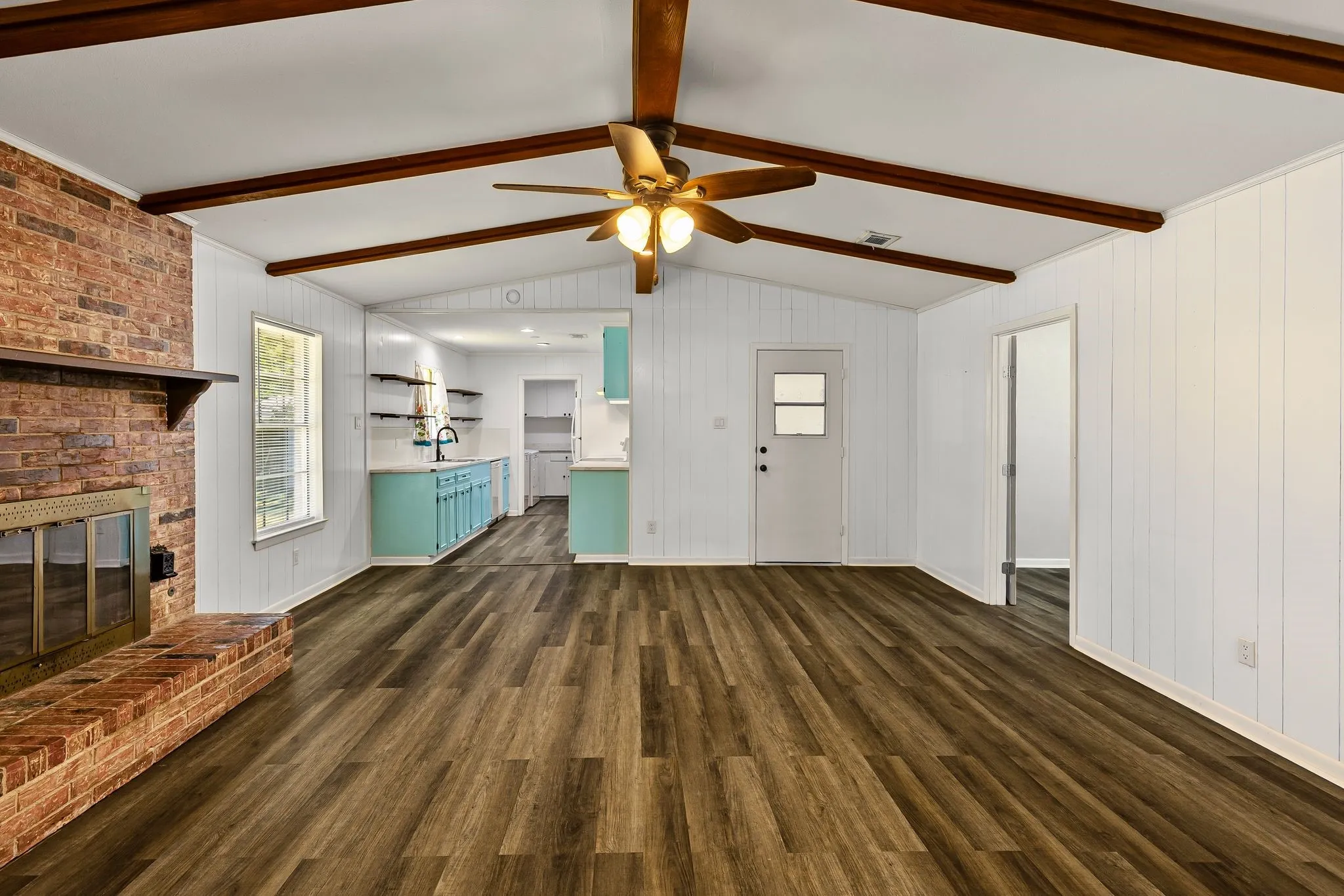 Single Family Residence For Sale in Hunt County , 148 Royal Lane, Commerce, Texas 75428, 3 Bedroom, 2 Bathroom, 2 Garage spaces, 1,875 Sqft, built in 1968, mls#21303608, Real Estate Agent in Commerce, Homes For Sale in Hunt county, Homes For Sale in Commerce, Realtor in Commerce Texas, Real Estate Brokerage Independent Realty Texas, Luminita Cordes Realtor